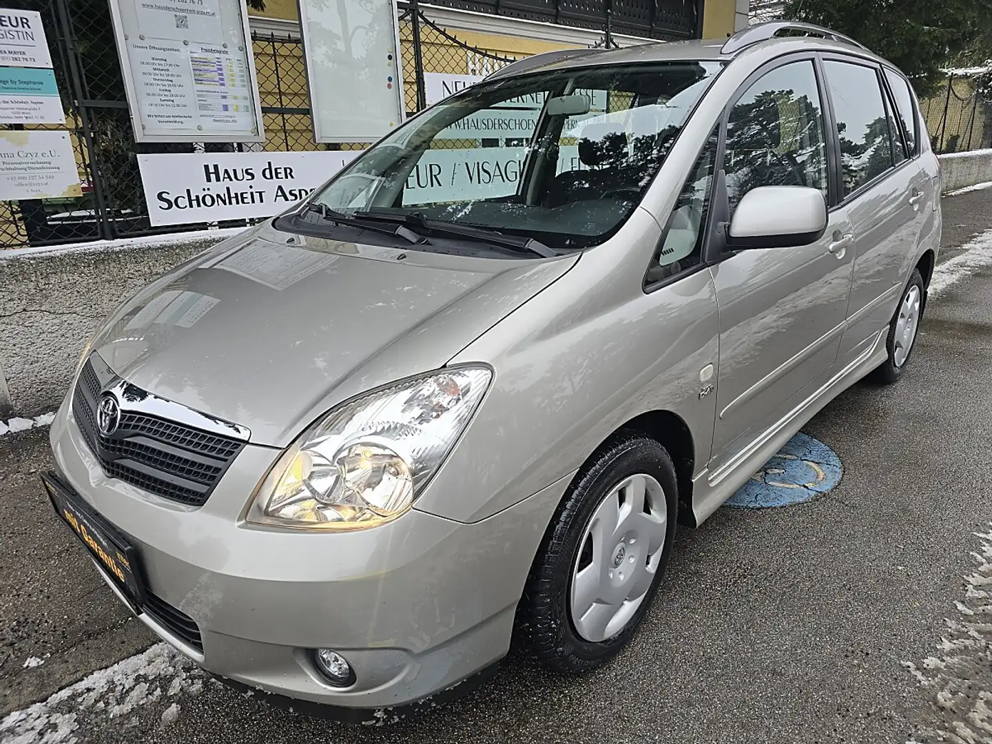 Toyota Corolla Verso 2,0 D-4D Linea Sol Ds. Grau - 2