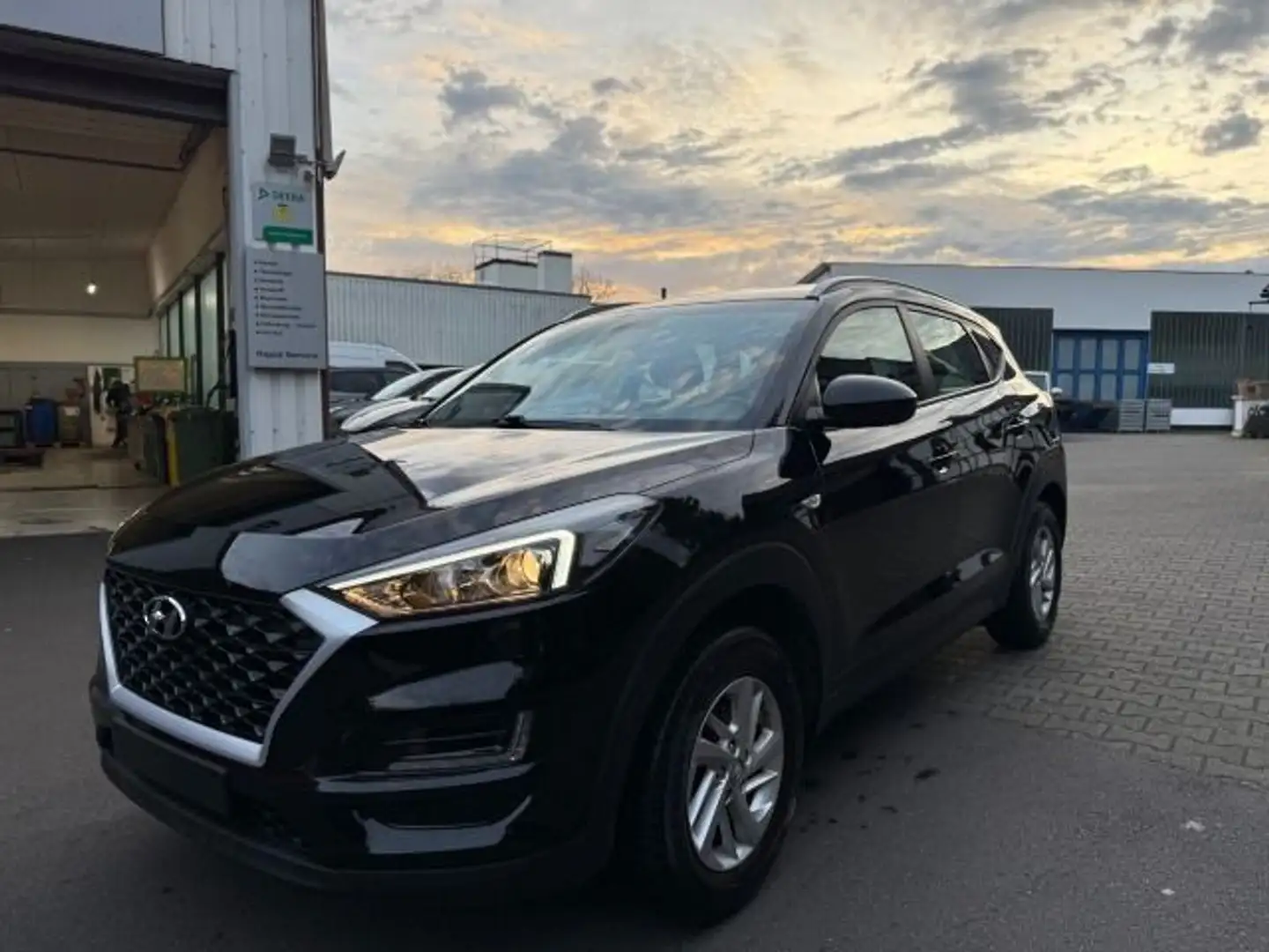 Hyundai TUCSON 1.6 Trend 2WD Kamera 8-fach Bereift Schwarz - 2