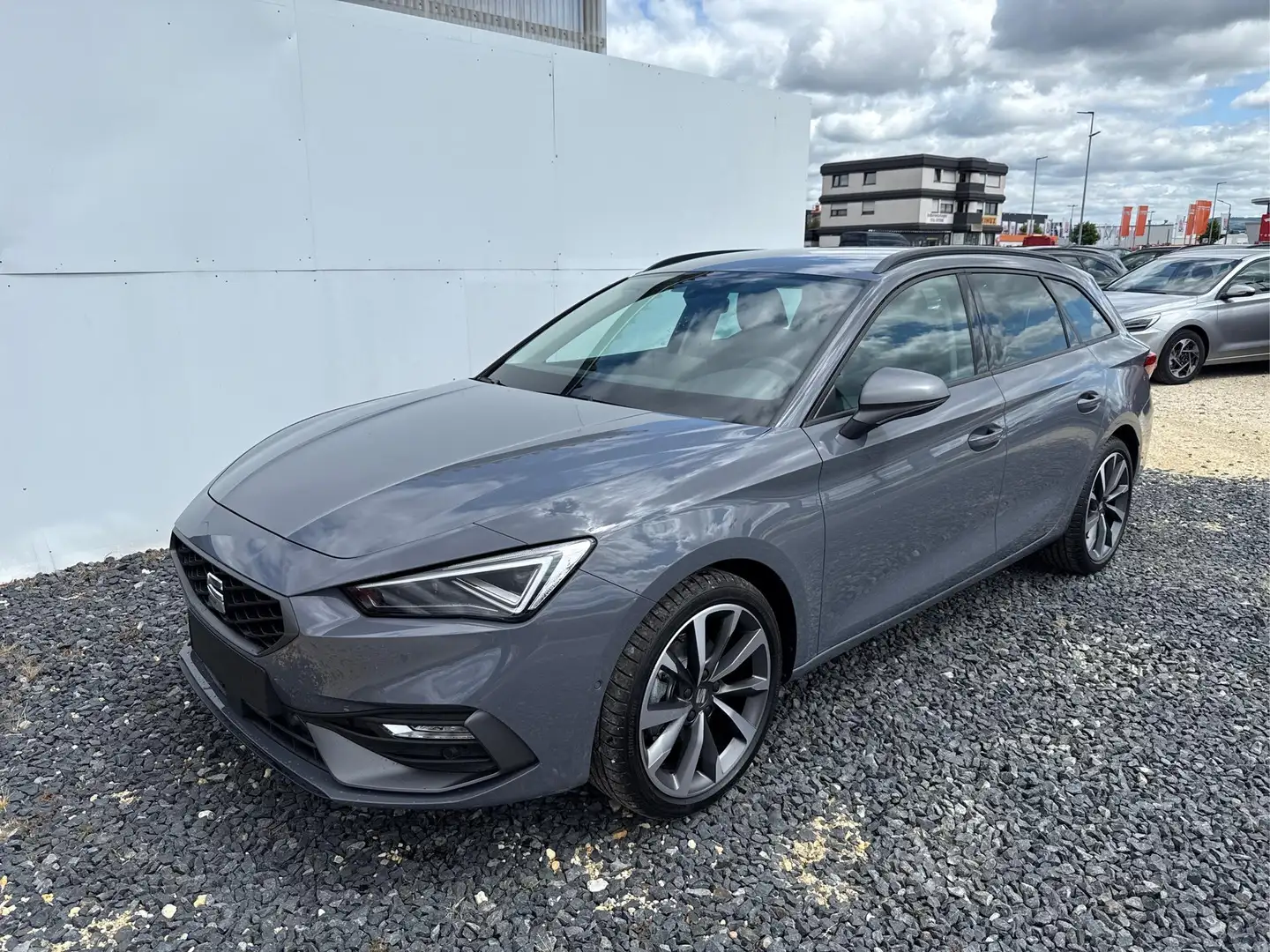 SEAT Leon Sportstourer FR 1.5 TSI AHK ACC MATRIX NAVI SHZ... Grau - 1