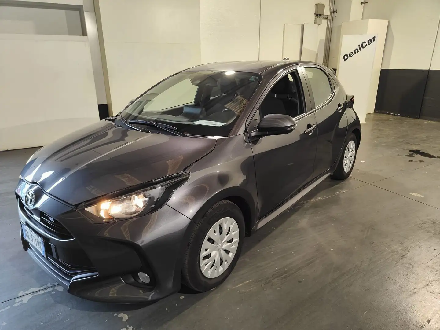 Toyota Yaris Yaris 1.5 Hybrid 5 porte Business Grijs - 1
