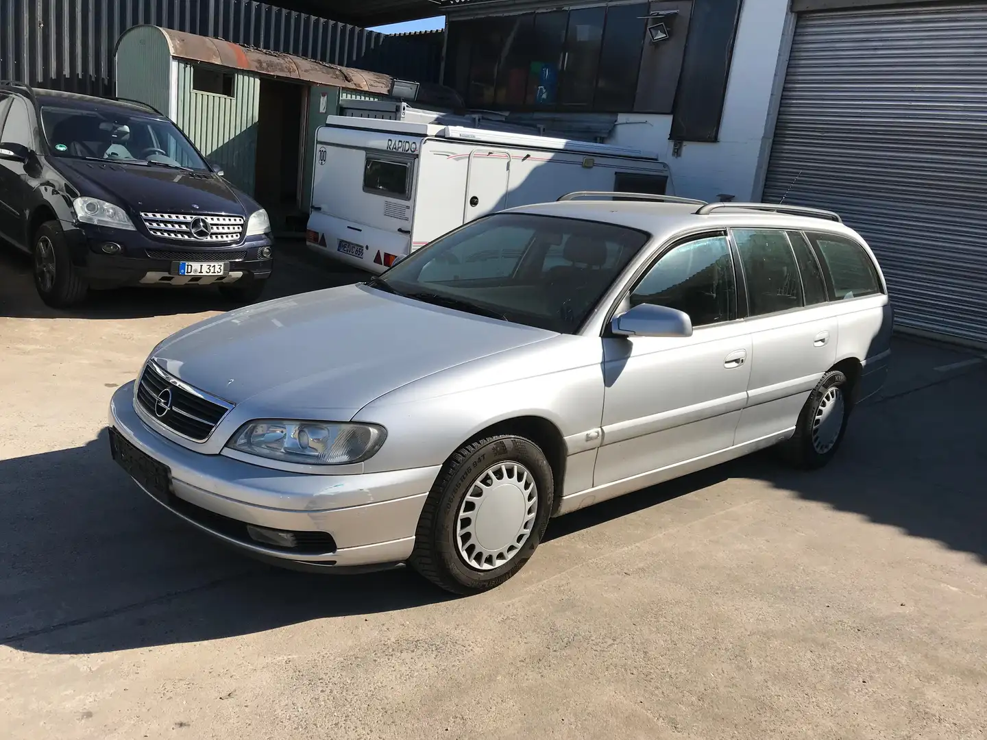 Opel Omega Caravan 2.2 DTI Club srebrna - 1