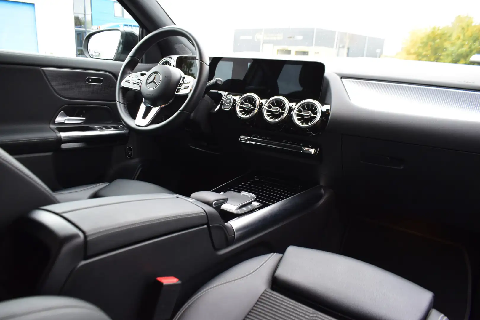 Mercedes-Benz EQA 250 Business Solution Luxury 67 kWh Led Navi Priv/Glas Zwart - 2