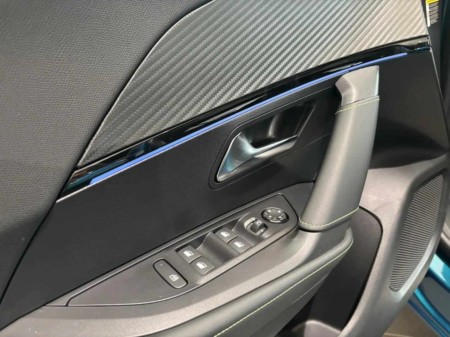 Peugeot 208 Hybrid 100 e-DCS6 GT Noir - 2