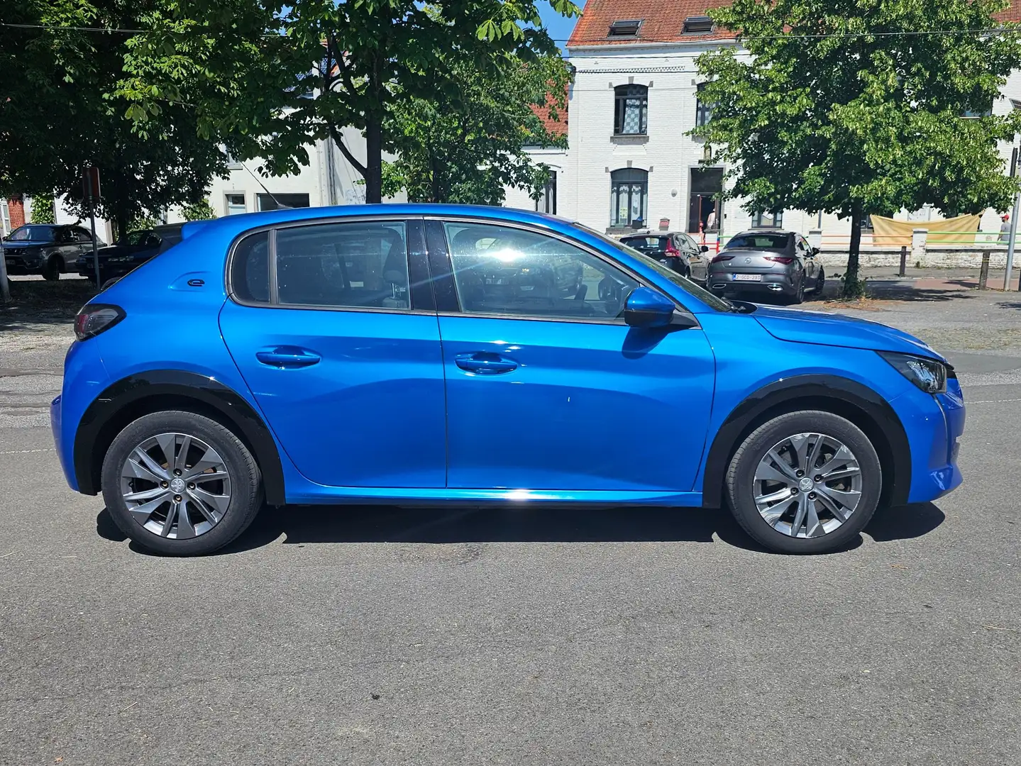 Peugeot e-208 e-208 50 kWh Allure Blauw - 1