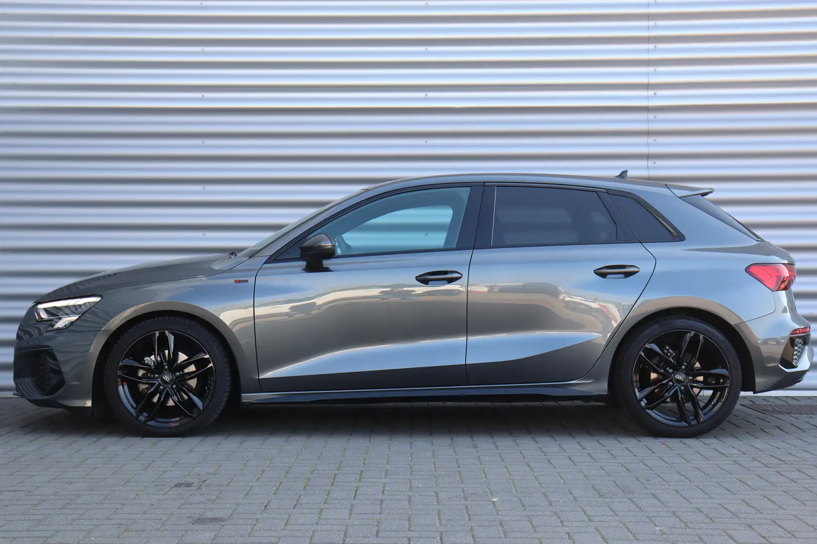 Audi A3 Sportback 30 TFSI 110PK S EDITION AUTOMAAT / NAVI Grijs - 2