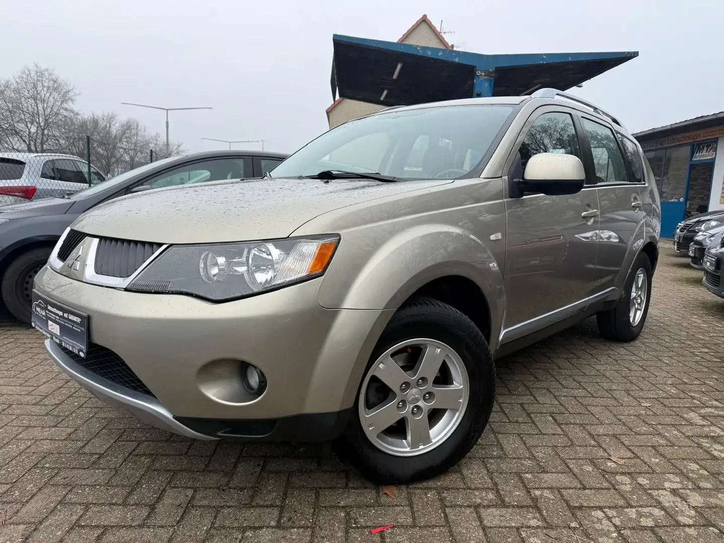 Mitsubishi Outlander 2.0 DI-D Invite;TÜV NEU;Inkl-Garantie+ Beige - 1