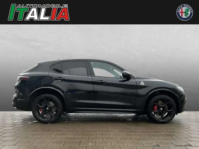 Alfa Romeo Stelvio view 3