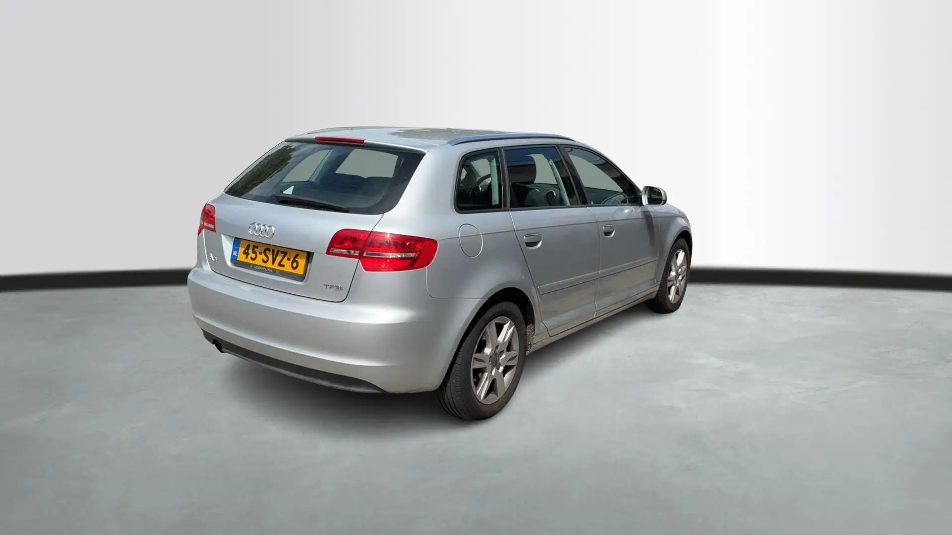 Audi A3 Sportback 1.2 TFSI 105pk Attraction Pro Line S-Tro Grijs - 2