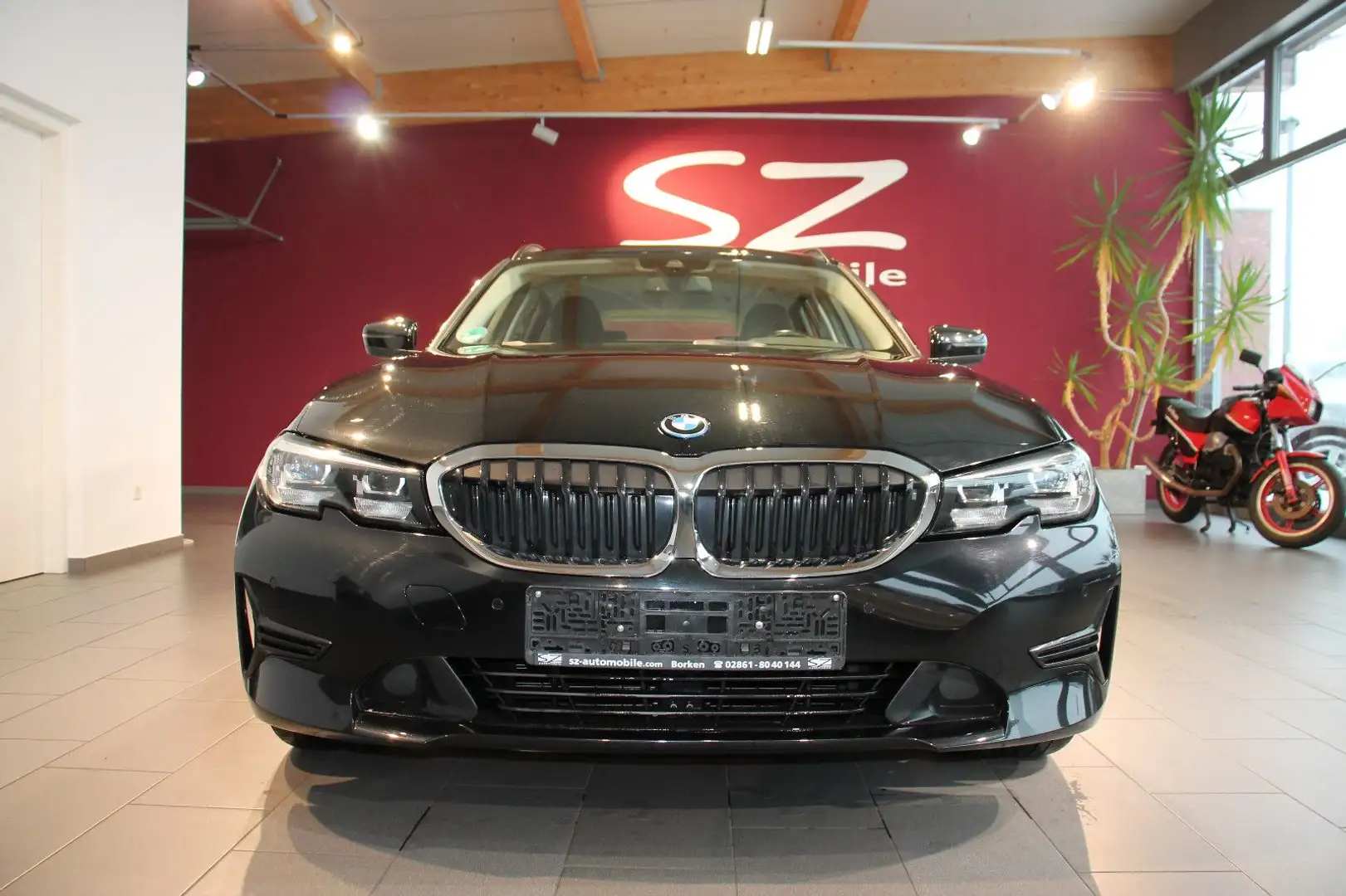 BMW 320 e Touring Advantage LED AHK Schwarz - 2