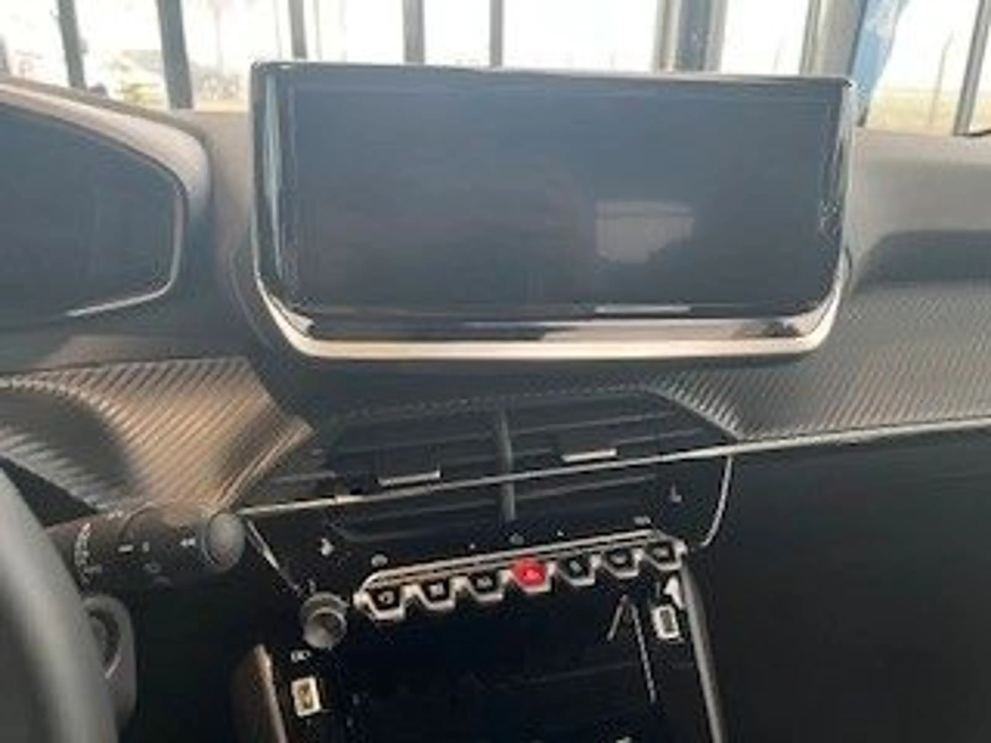 Peugeot 208 Hybrid 110 Allure — photo 12