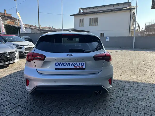 Ford Focus view 3
