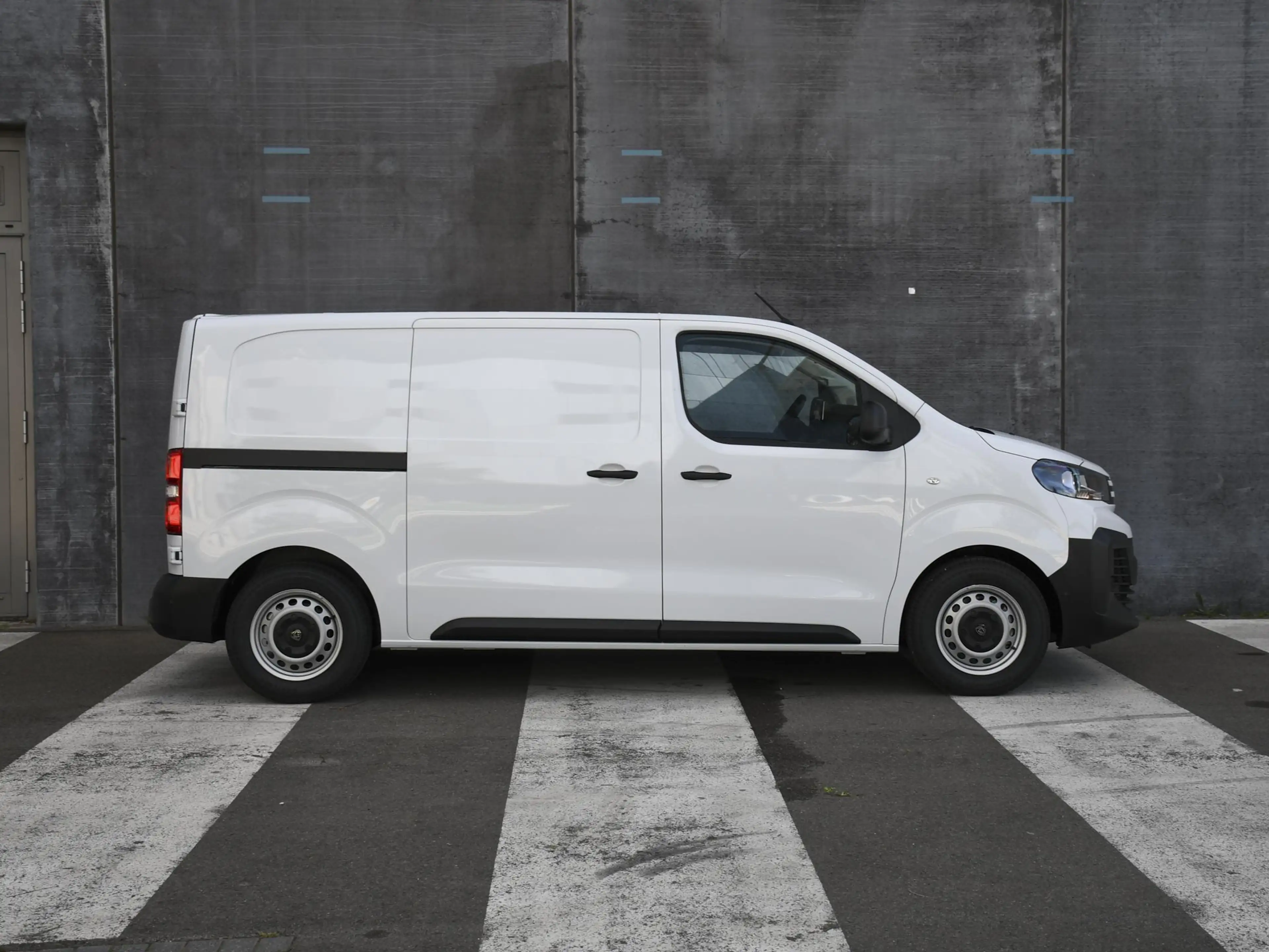Peugeot e-Expert L2H1 EV 75 kWh 136pk Automaat CAMERA | CRUISE.C | — photo 4