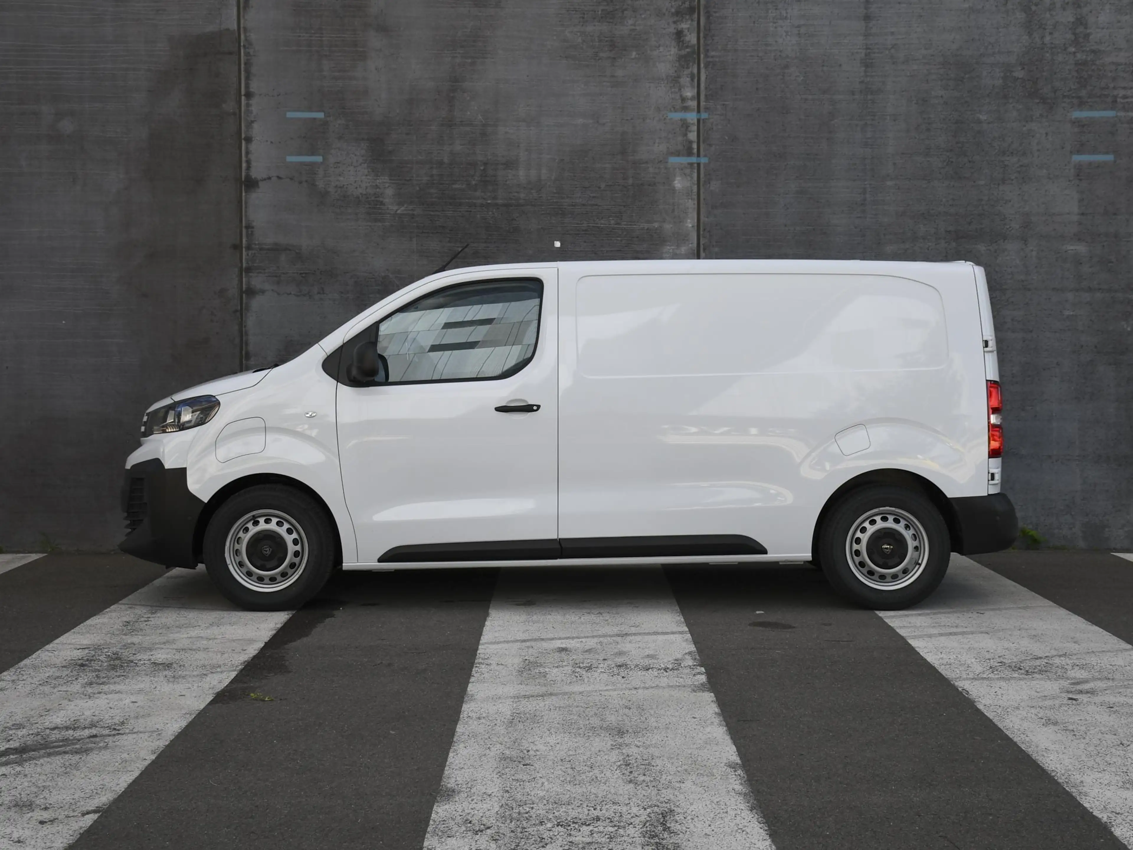 Peugeot e-Expert L2H1 EV 75 kWh 136pk Automaat CAMERA | CRUISE.C | — photo 3