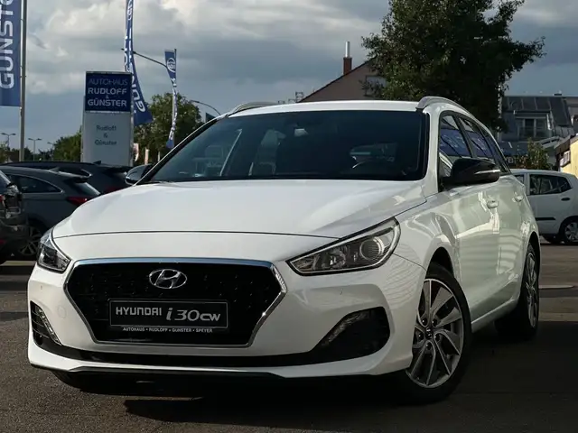 Hyundai i30 KOMBI NAVI/SHZ/LHZ/CLIM./PDC VH/CAM./GARANTI