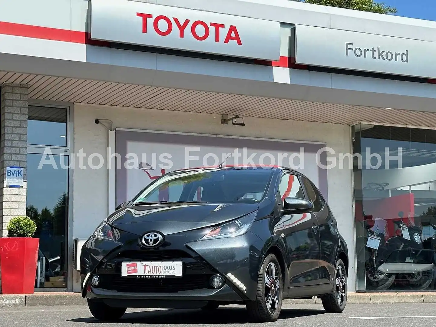 Toyota Aygo 5-Türer x-wave - Faltdach, Navi, AHK, LED, SZ, Kli Grau - 1