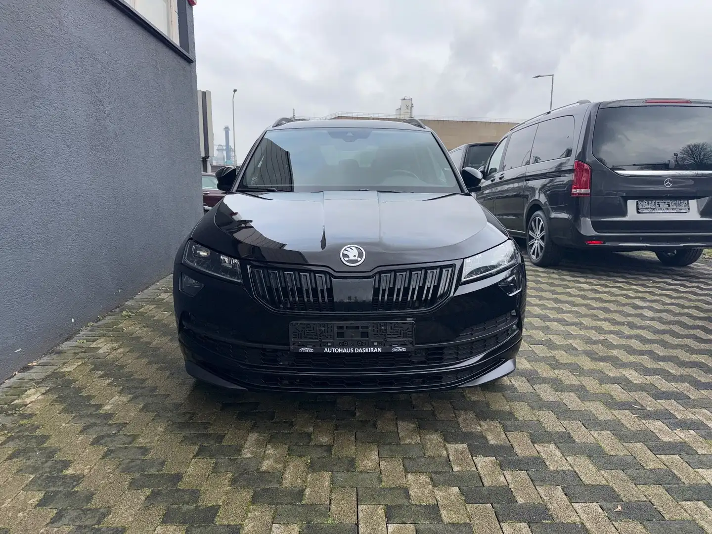 Skoda Karoq Sportline 4x4 Navi Alcantara AHK Negro - 2
