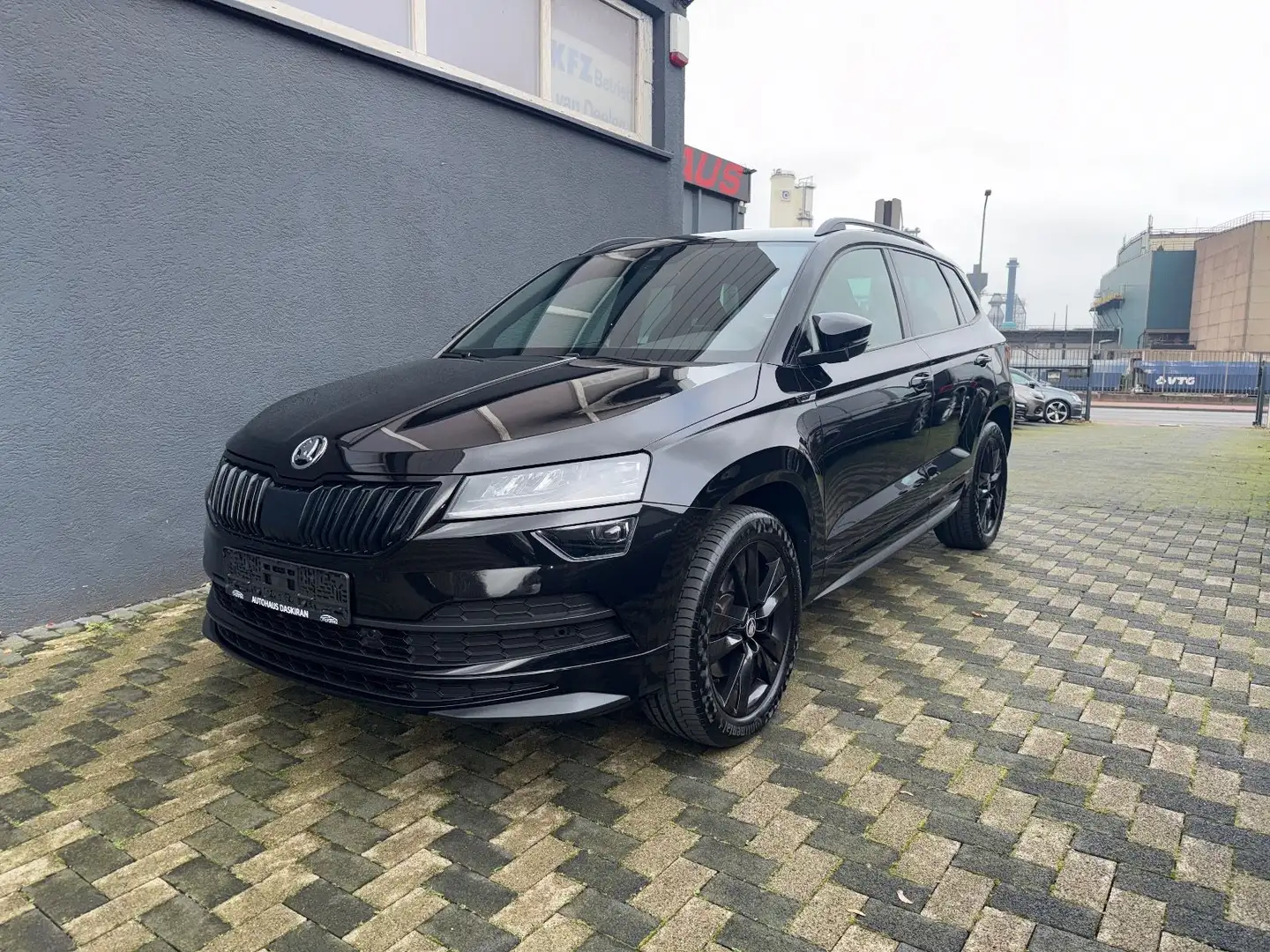 Skoda Karoq Sportline 4x4 Navi Alcantara AHK Negro - 1