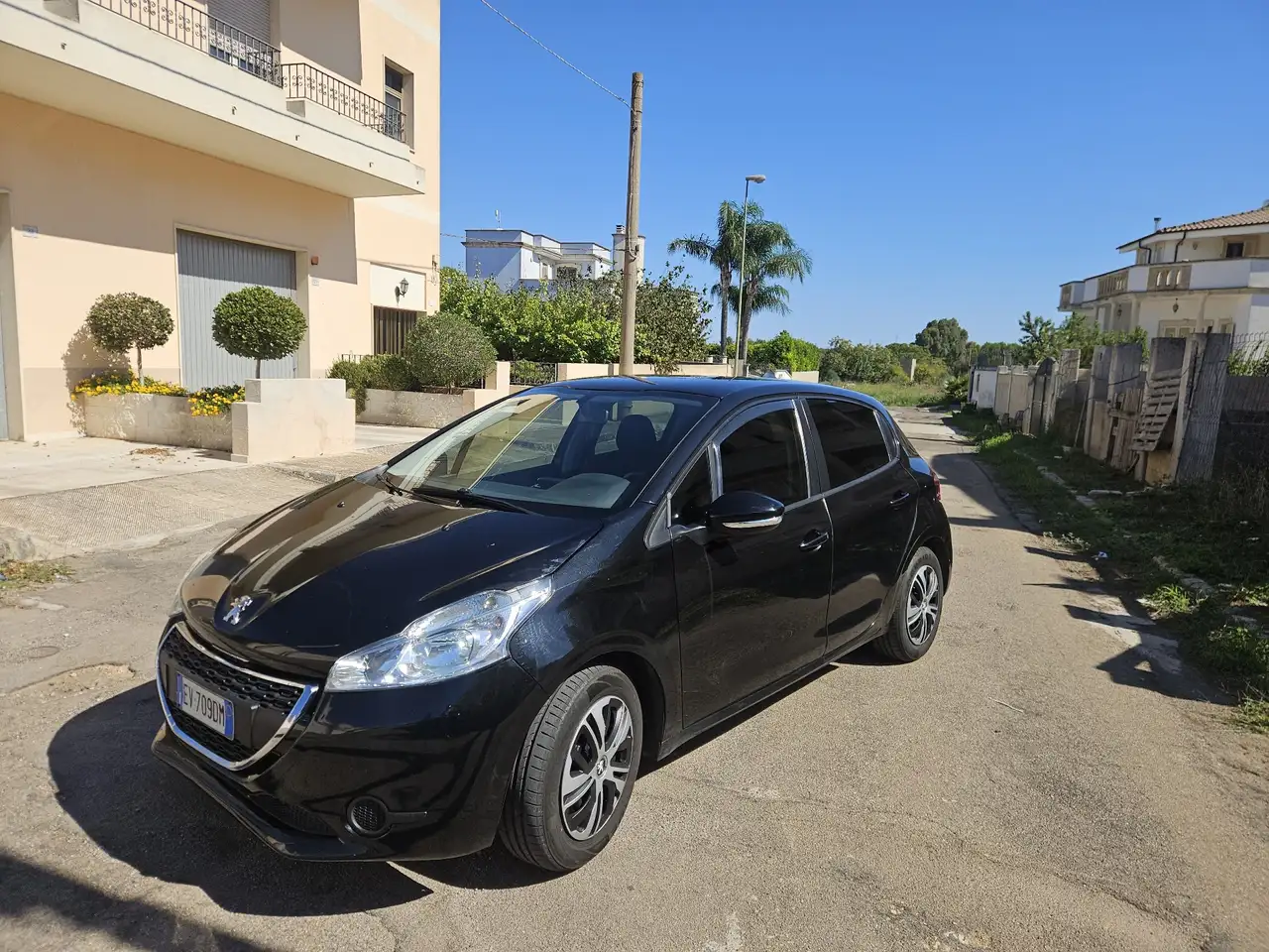 Peugeot 208 5p 1.4 hdi 8v Access — photo 1 of 8