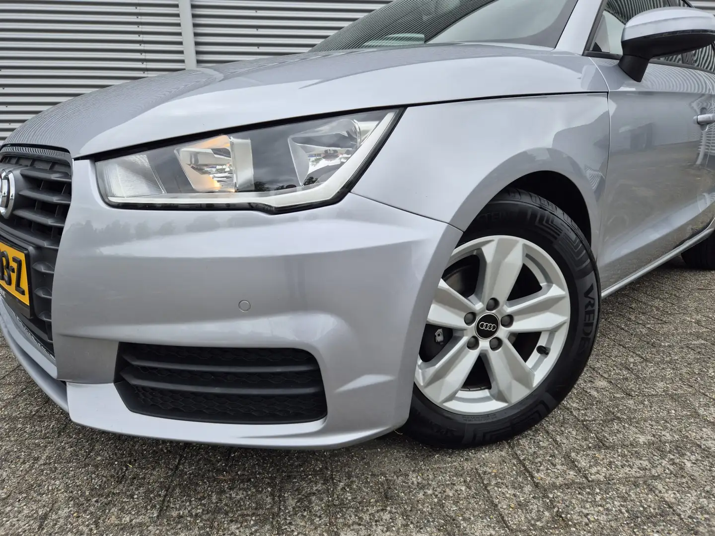 Audi A1 SPORTBACK 1.0 TFSI ,airco,navigatie,parkeersensore Gris - 2