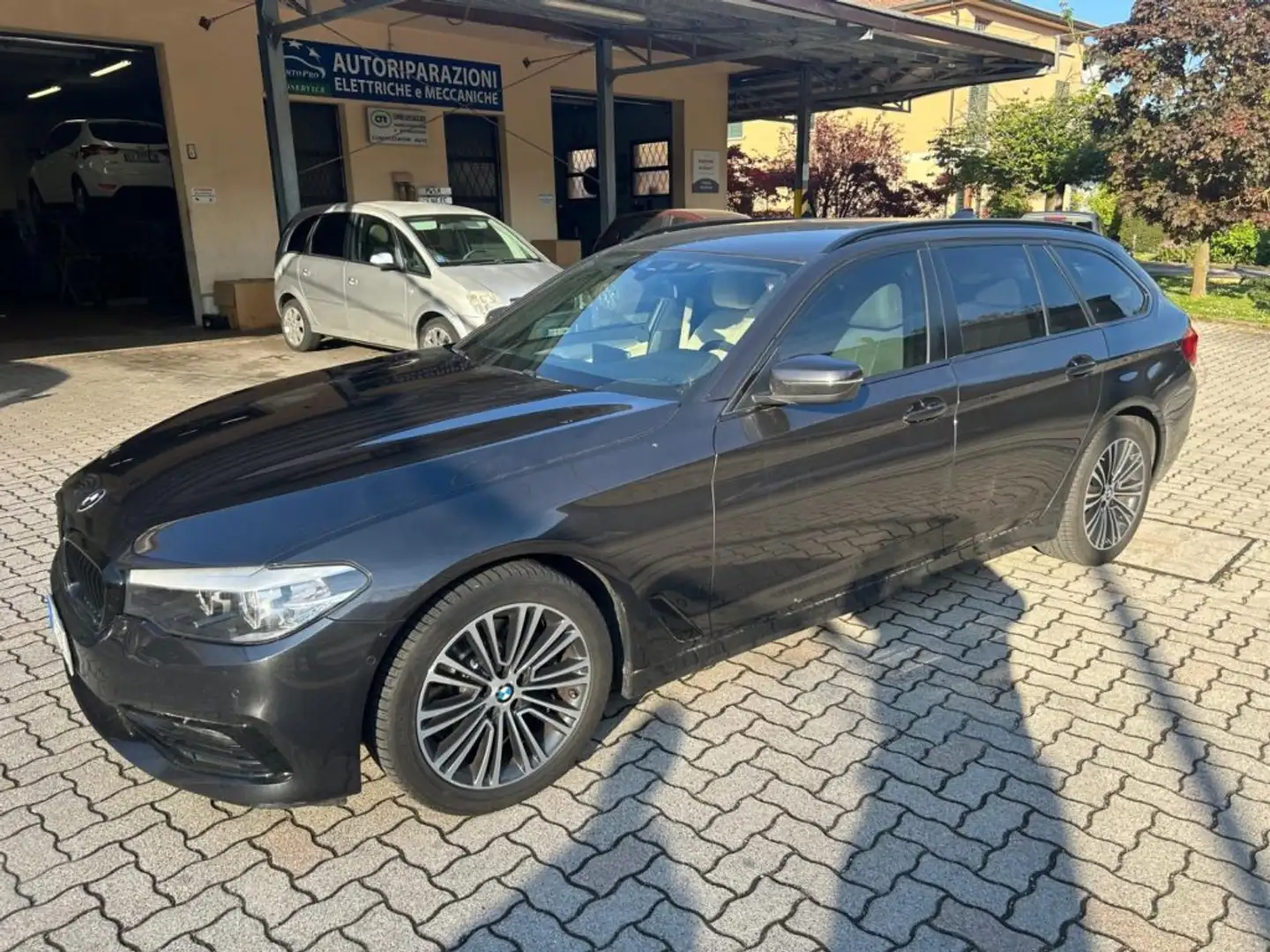 BMW 520 d Touring MOD YEAR 2018 Czarny - 1