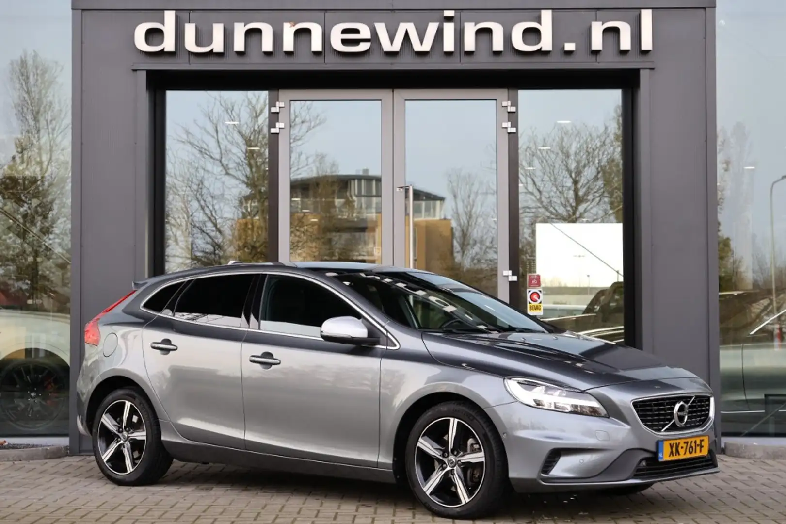 Volvo V40 1.5 T3 R-DESIGN LED*CAMERA*PANO*KEYLESS*H&K*DEALER Gris - 1