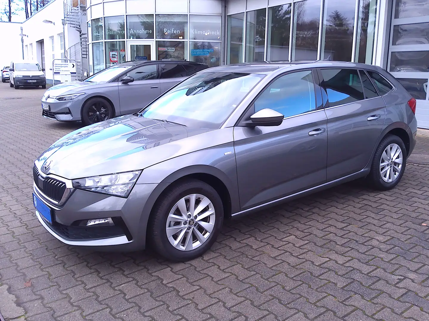 Skoda Scala Ambition, AHZV vorber., Navi, DAB+, LED, Sitzh. Grau - 2