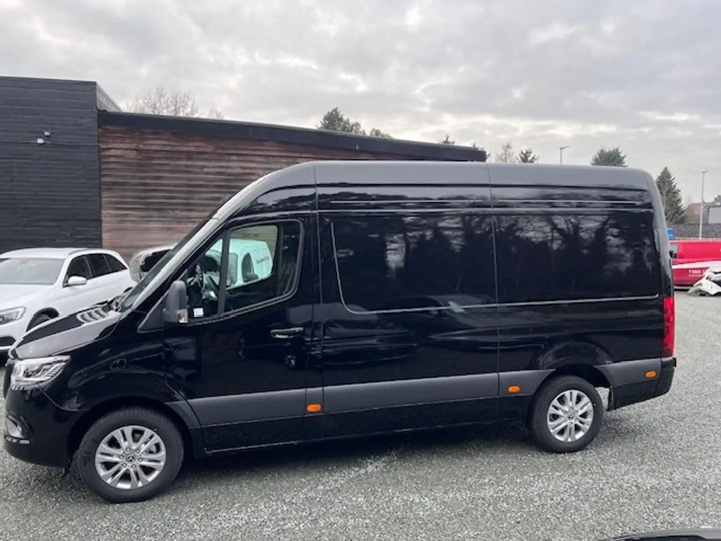 Mercedes-Benz Sprinter 319 d L2-H2 ook beschikbaar in wit en zilver Nero - 2