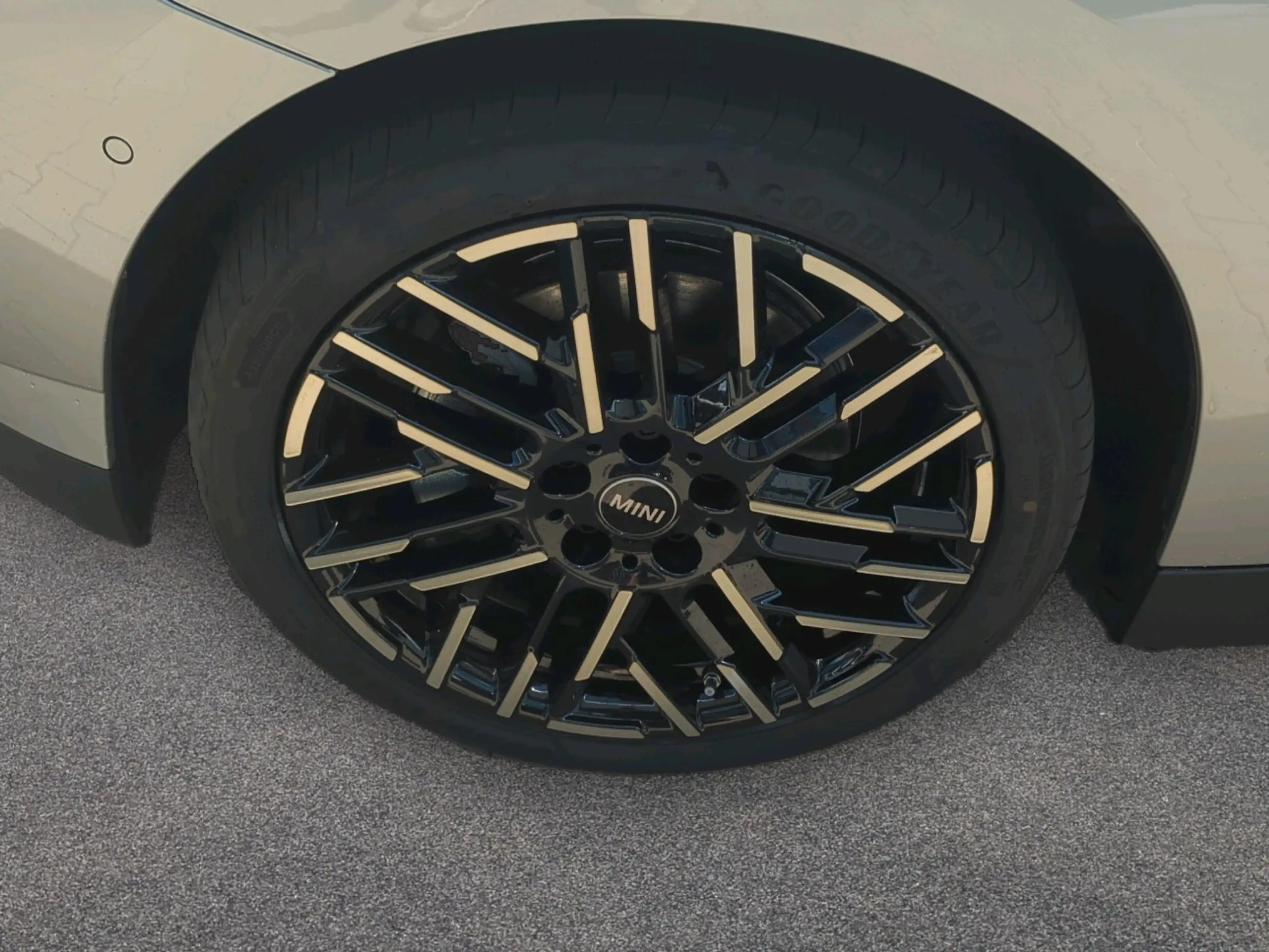MINI Cooper SE Favoured Trim — photo 10