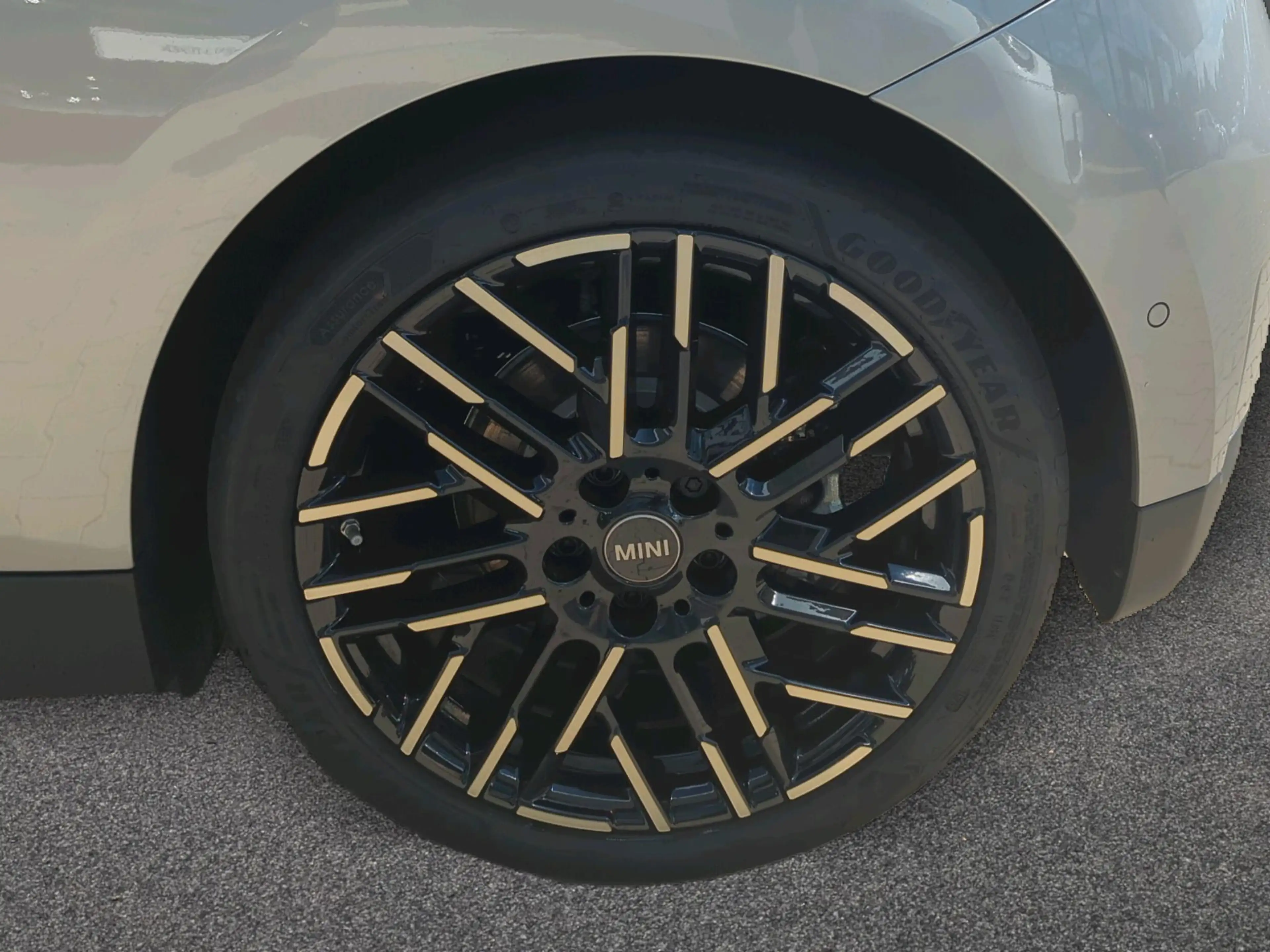 MINI Cooper SE Favoured Trim — photo 9