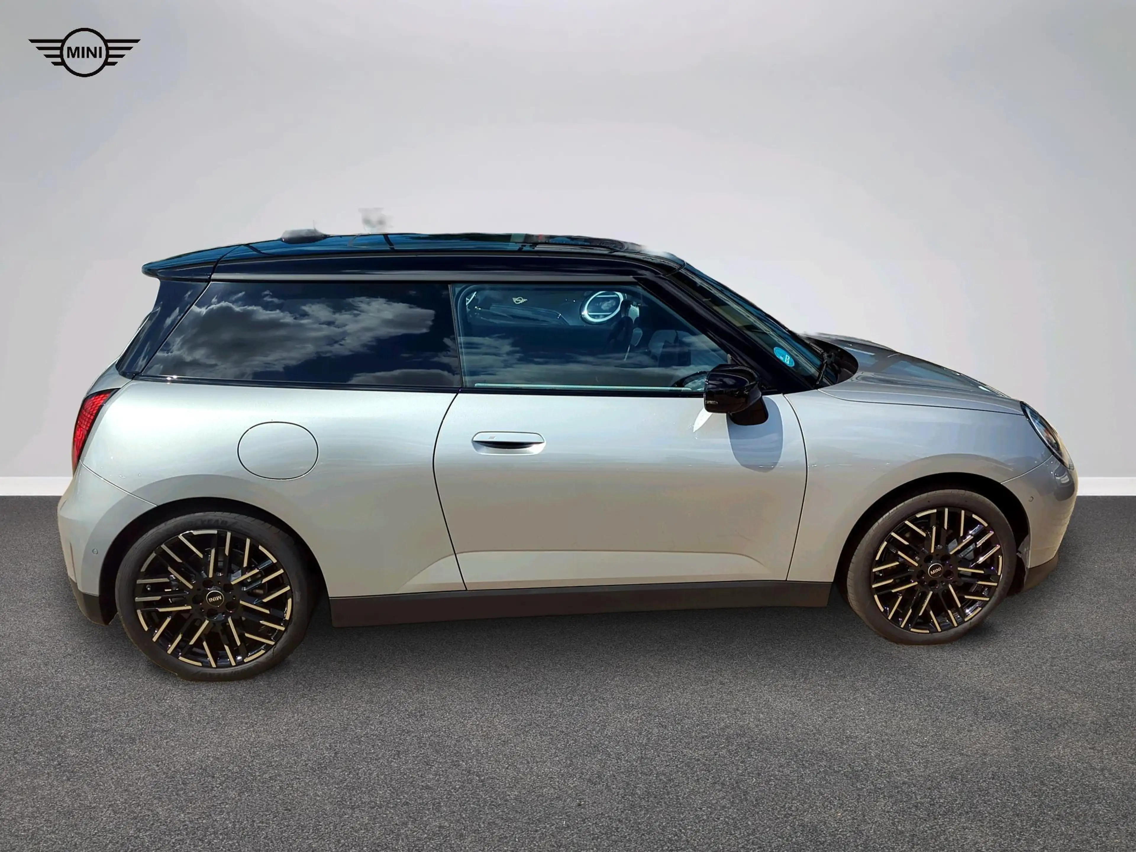 MINI Cooper SE Favoured Trim — photo 2
