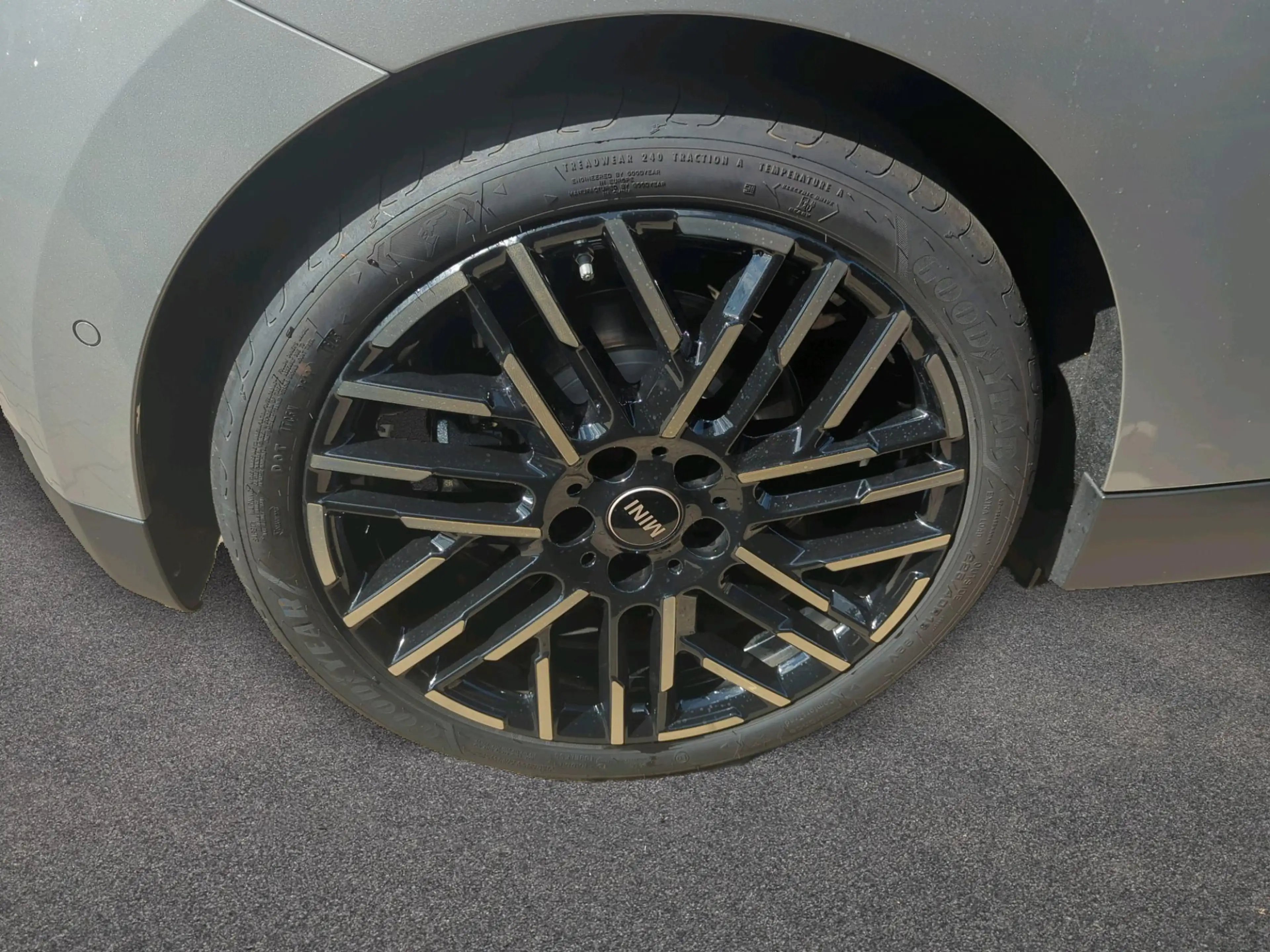 MINI Cooper SE Favoured Trim — photo 11