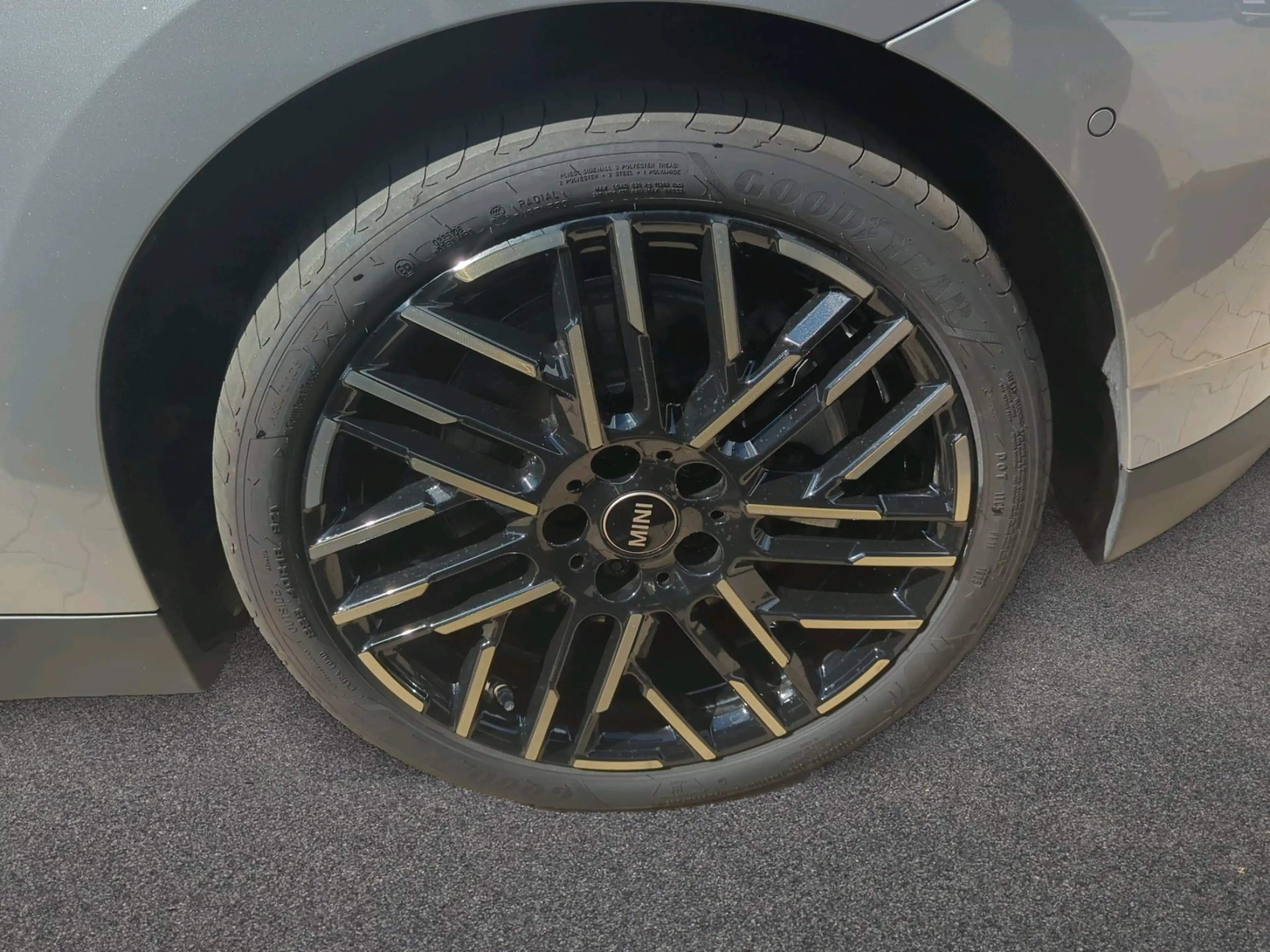 MINI Cooper SE Favoured Trim — photo 12