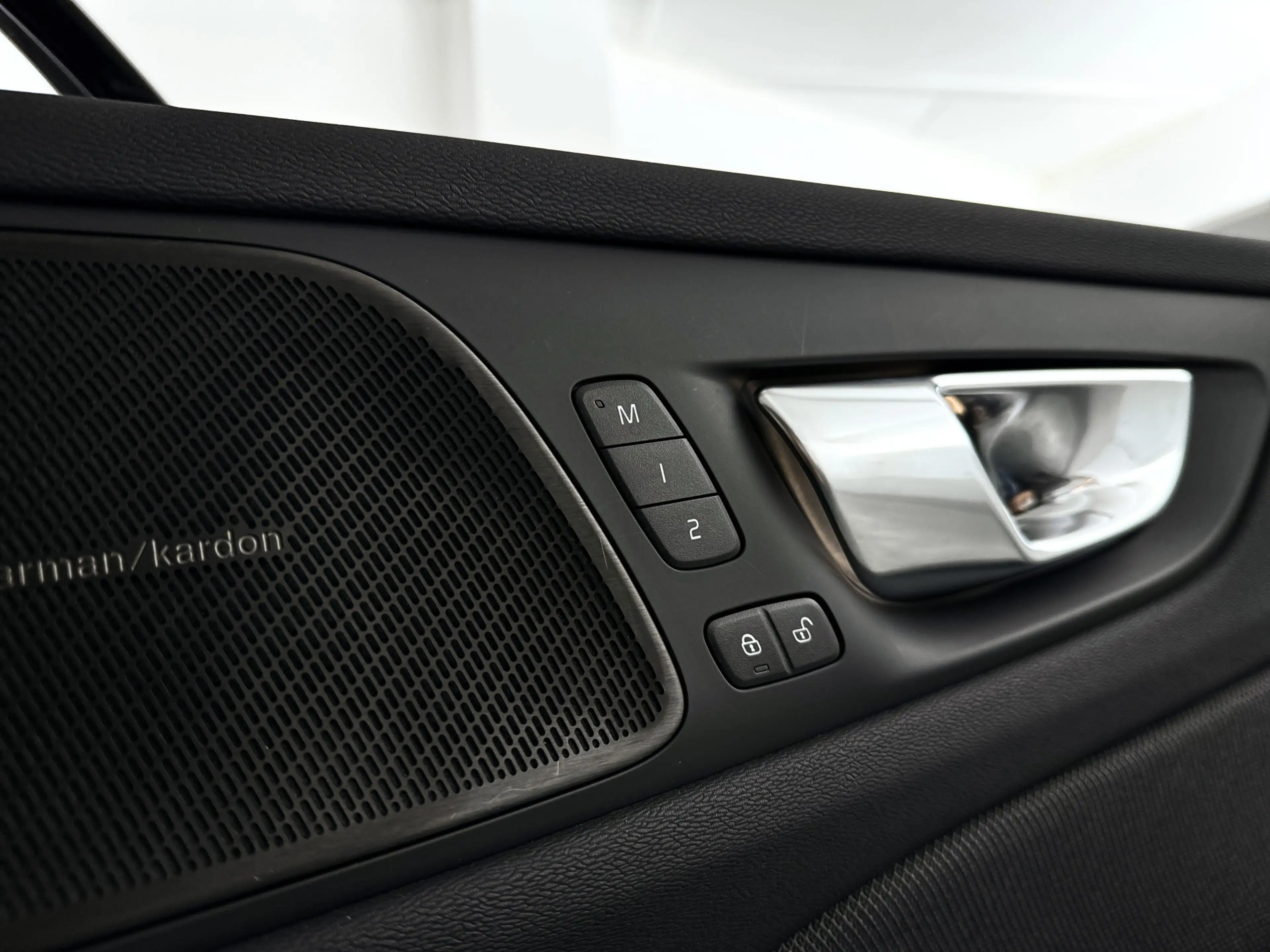 Volvo V60 T8 Plug-in hybrid AWD Plus Dark | SOH 100% | Panor — photo 35