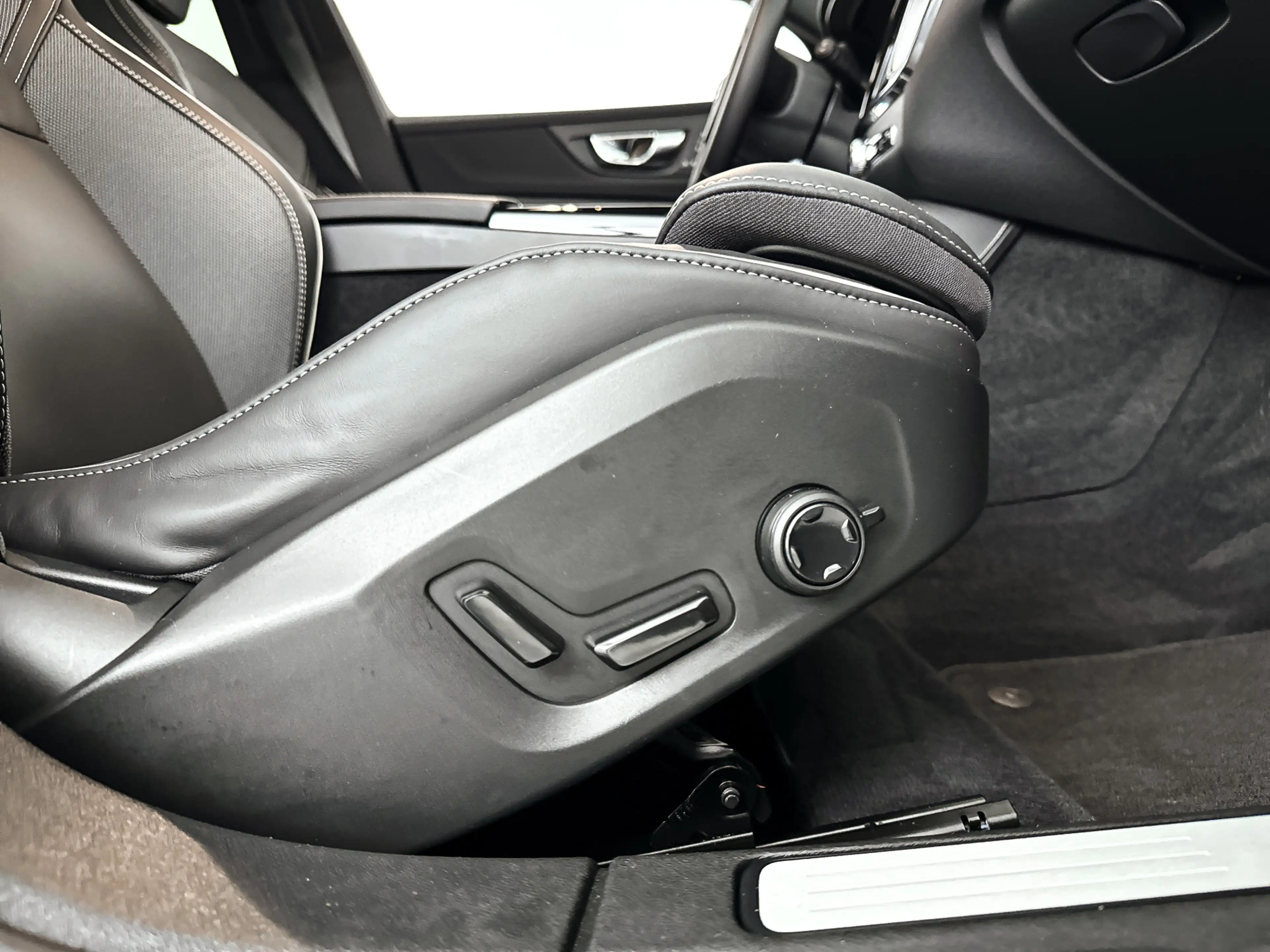 Volvo V60 T8 Plug-in hybrid AWD Plus Dark | SOH 100% | Panor — photo 34