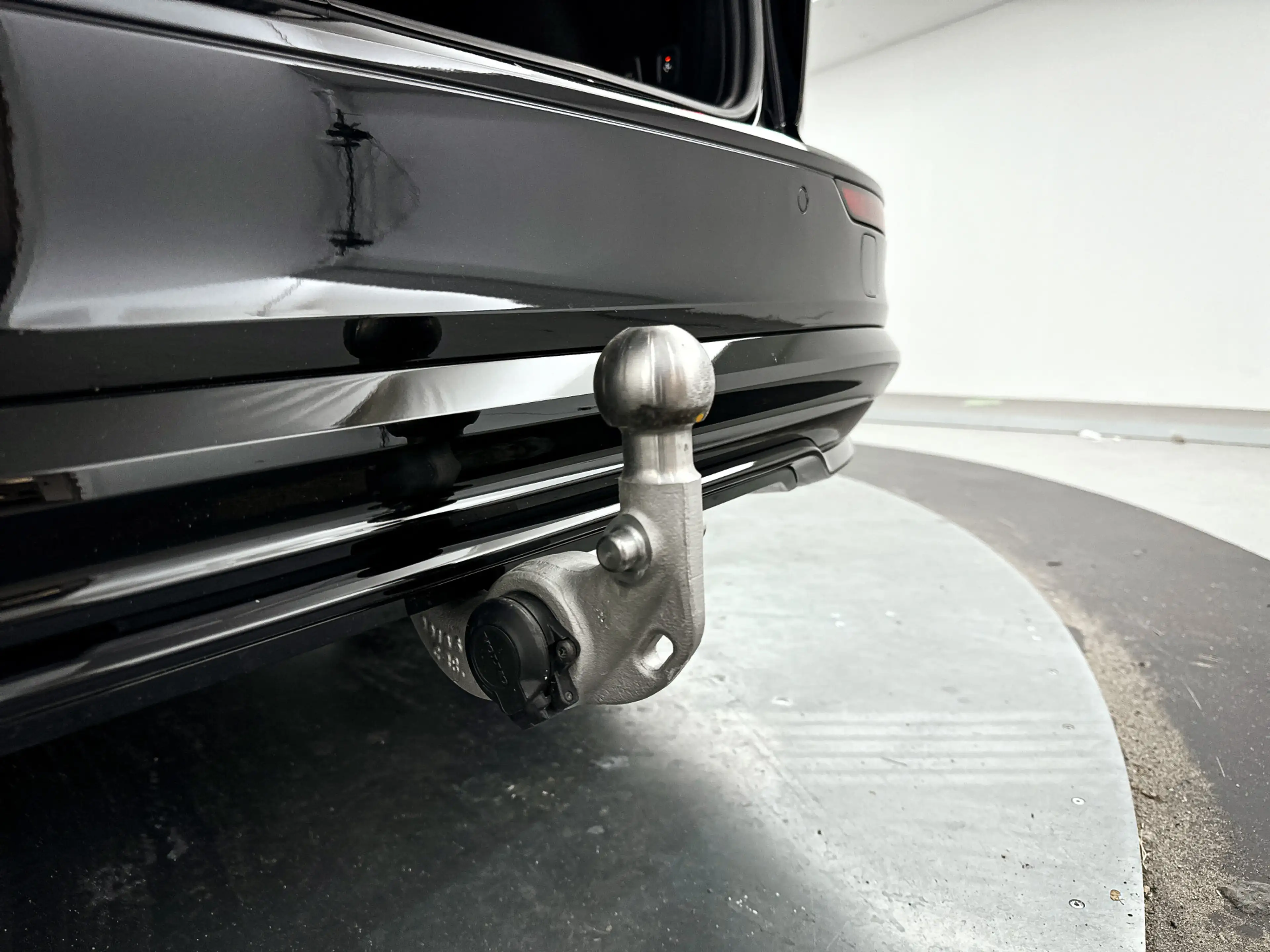 Volvo V60 T8 Plug-in hybrid AWD Plus Dark | SOH 100% | Panor — photo 16