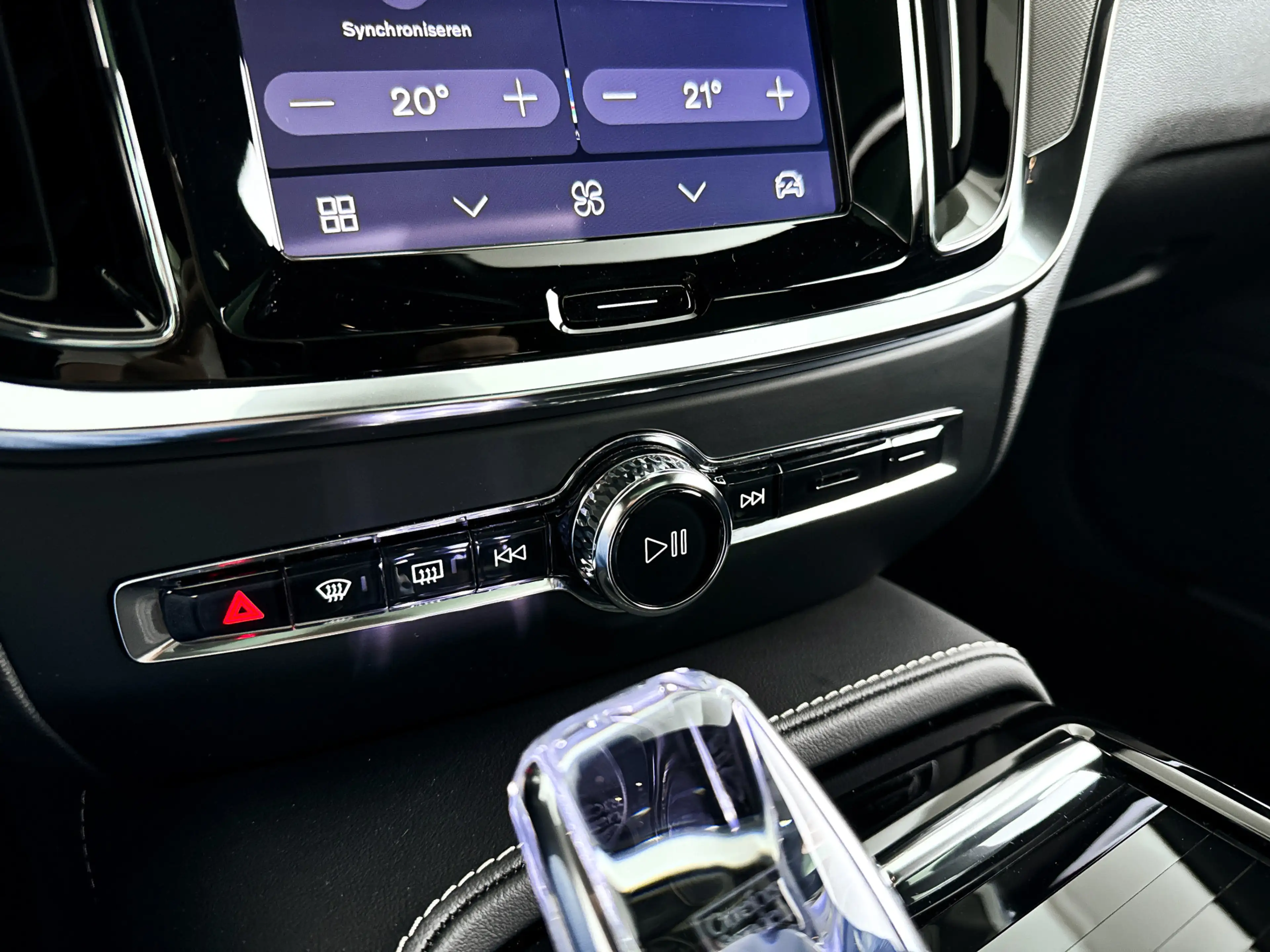 Volvo V60 T8 Plug-in hybrid AWD Plus Dark | SOH 100% | Panor — photo 29