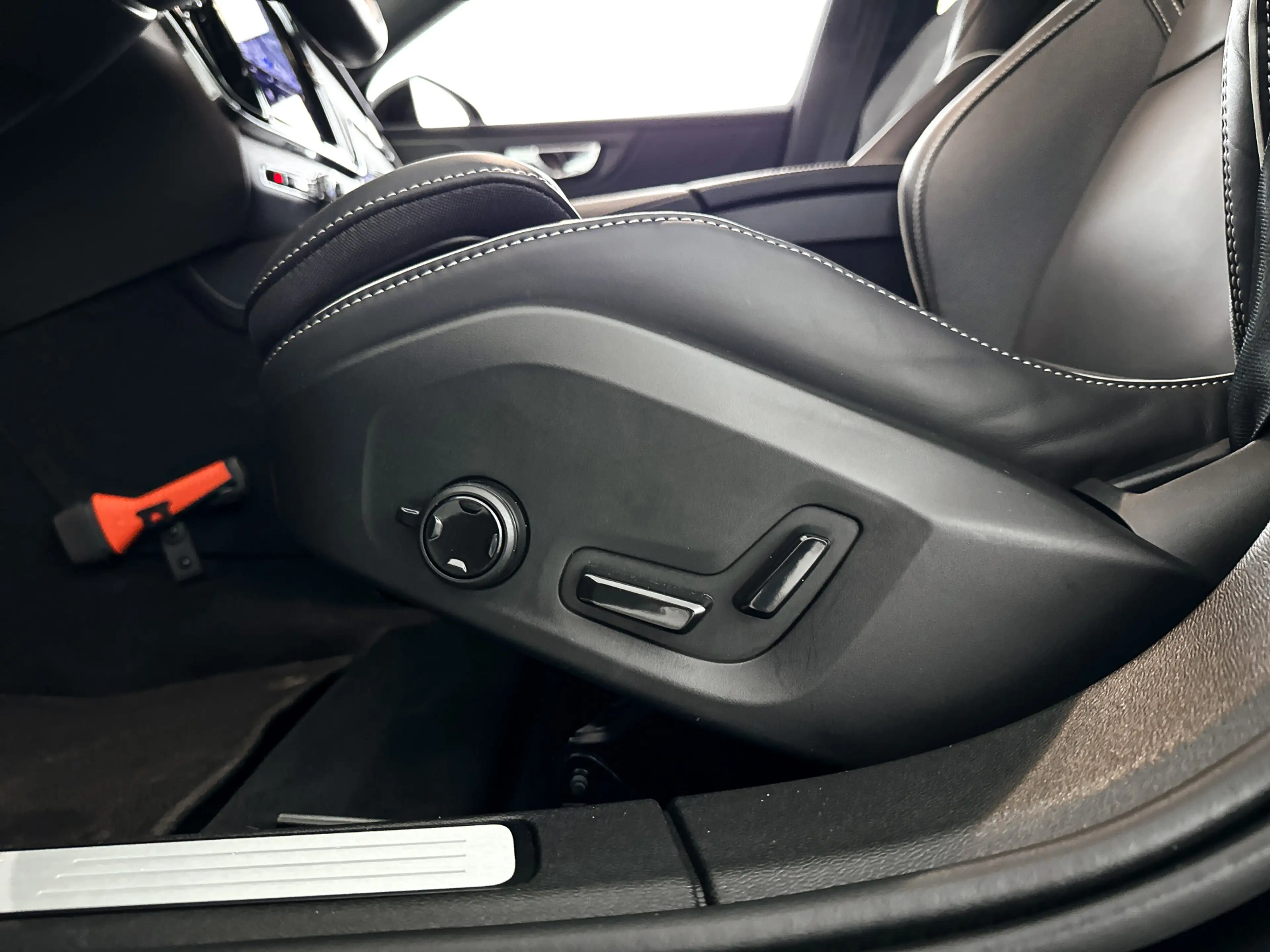 Volvo V60 T8 Plug-in hybrid AWD Plus Dark | SOH 100% | Panor — photo 7