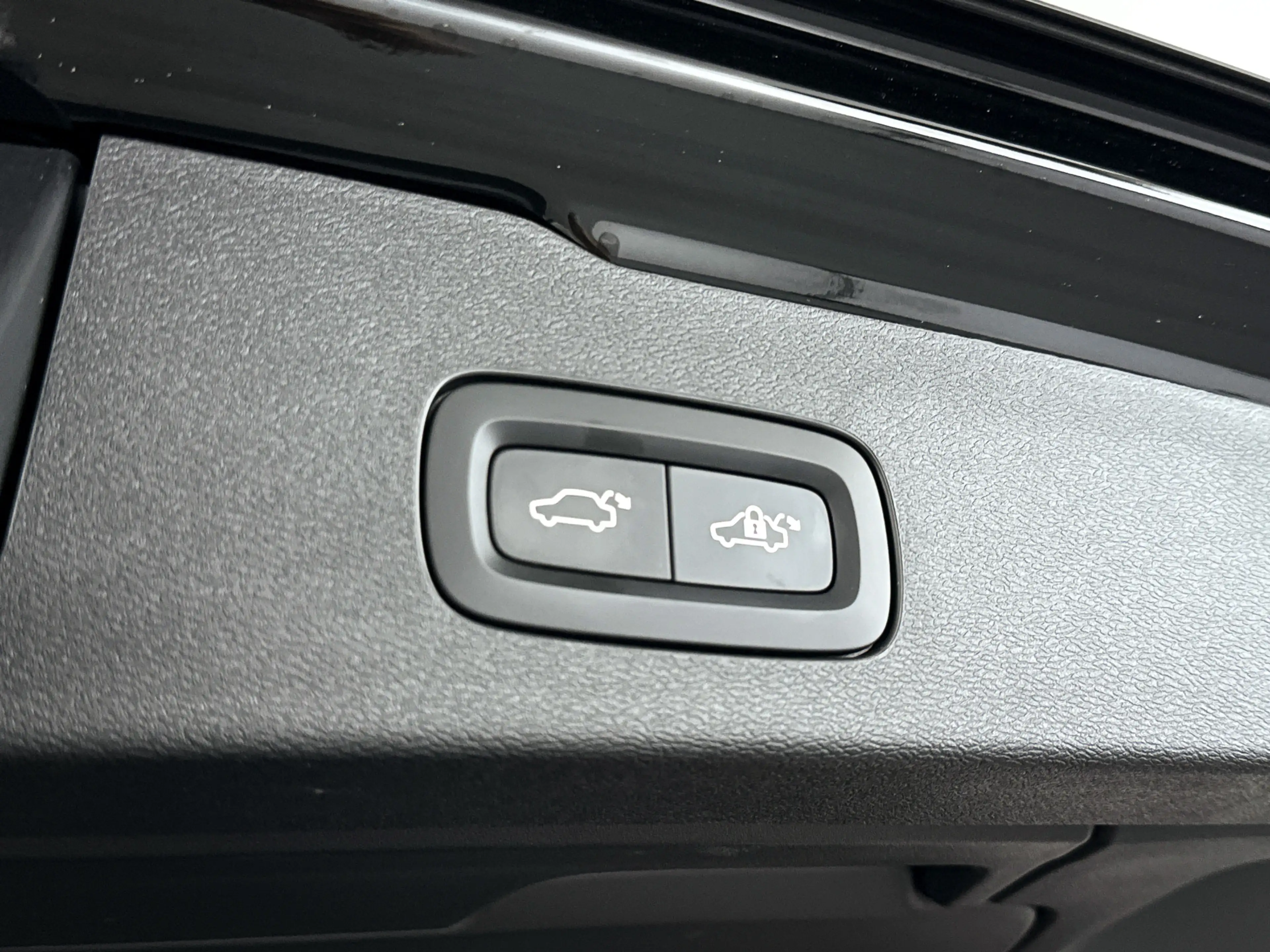 Volvo V60 T8 Plug-in hybrid AWD Plus Dark | SOH 100% | Panor — photo 15
