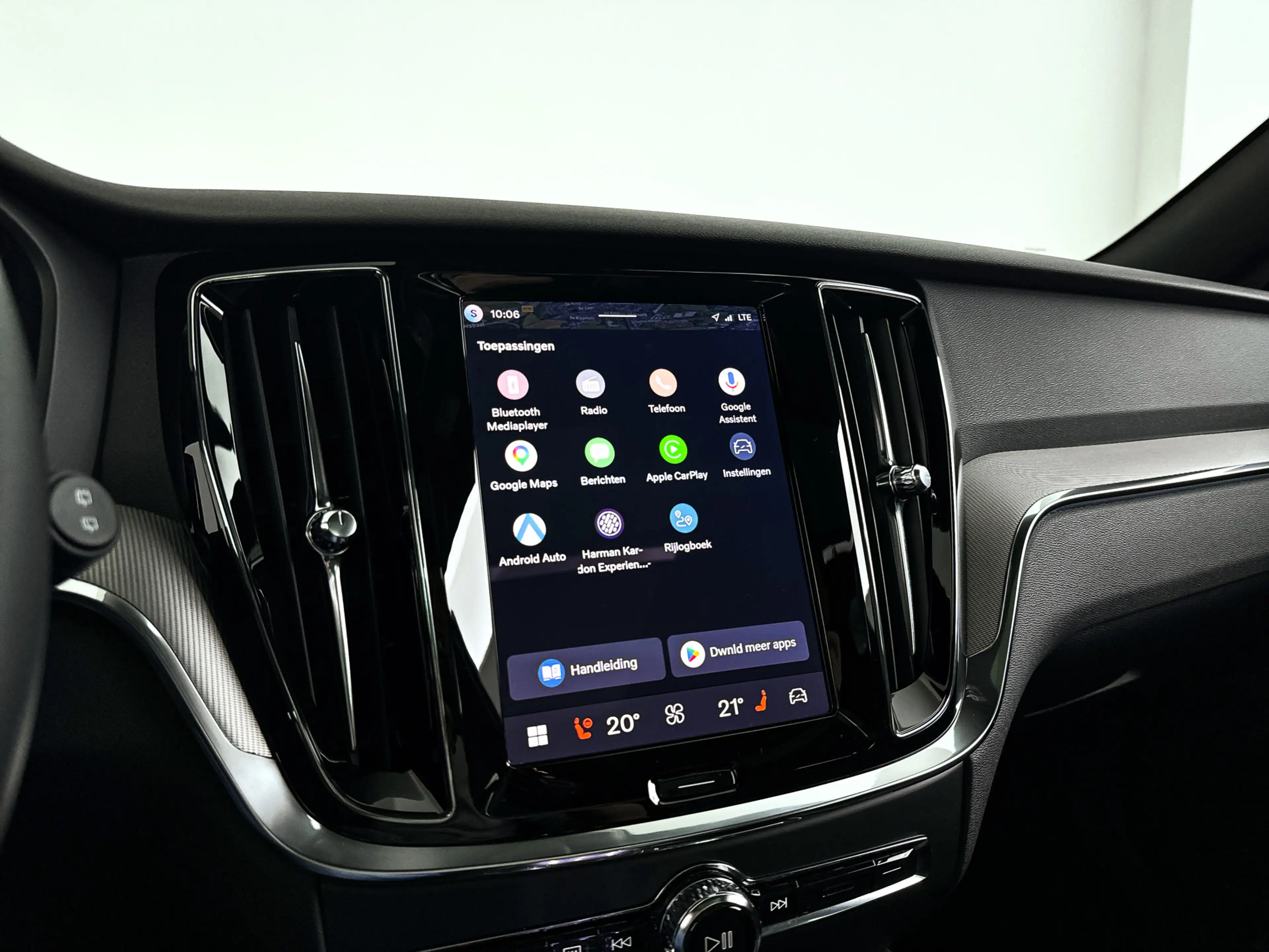 Volvo V60 T8 Plug-in hybrid AWD Plus Dark | SOH 100% | Panor — photo 25