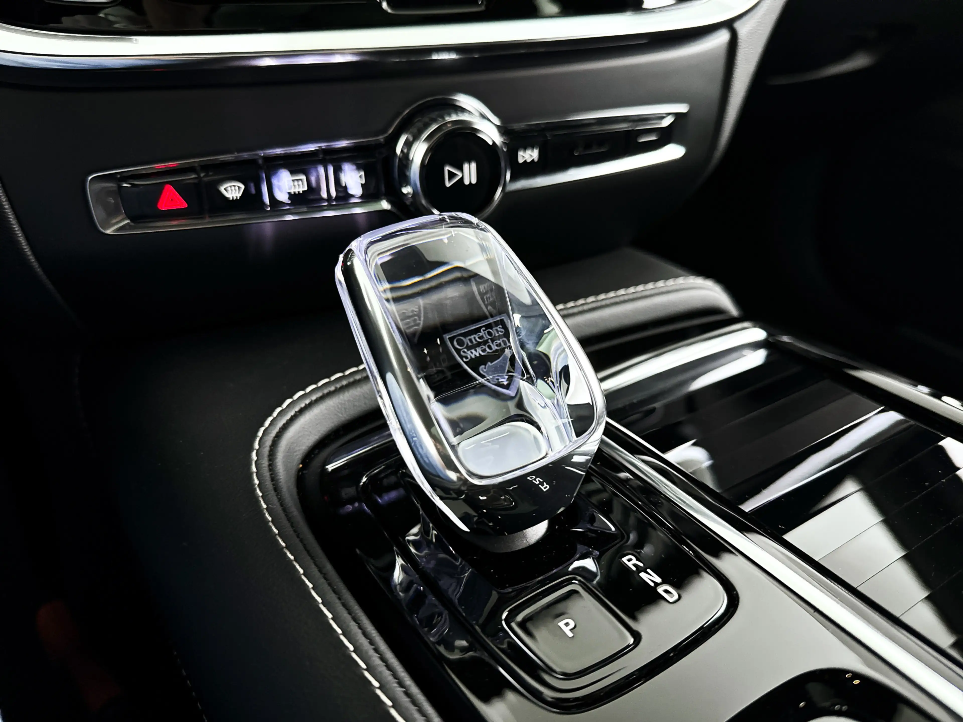 Volvo V60 T8 Plug-in hybrid AWD Plus Dark | SOH 100% | Panor — photo 22