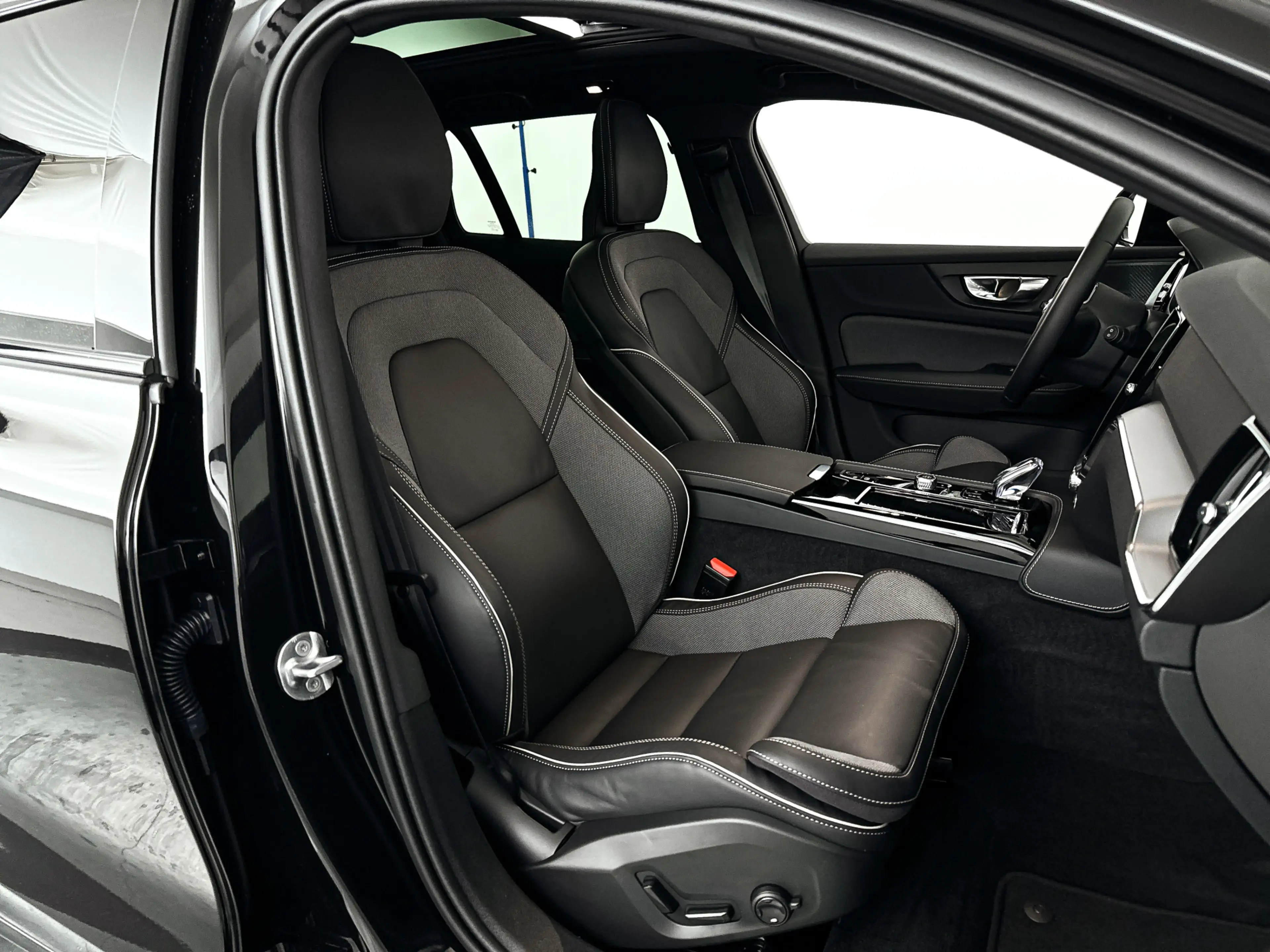 Volvo V60 T8 Plug-in hybrid AWD Plus Dark | SOH 100% | Panor — photo 33