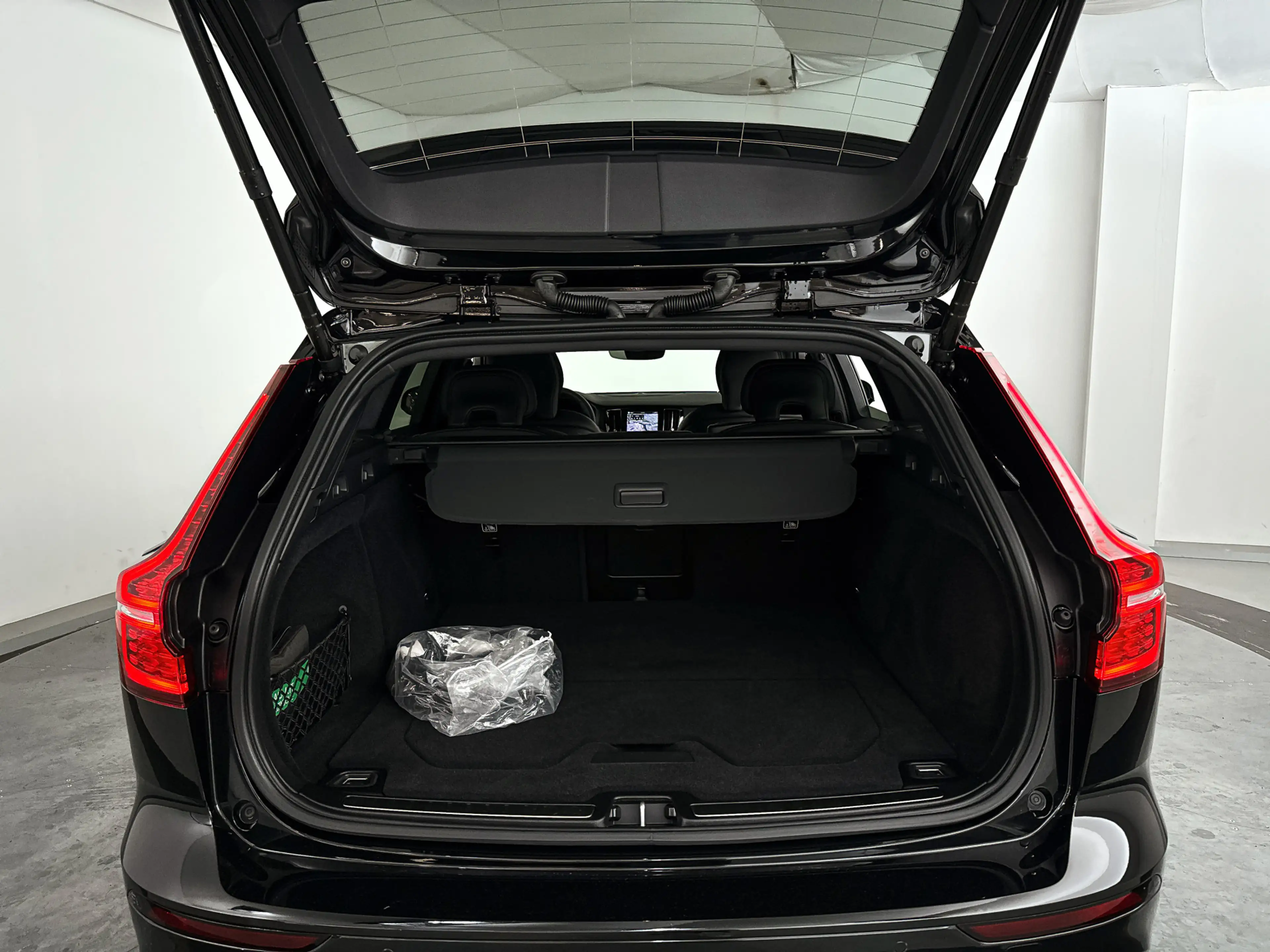Volvo V60 T8 Plug-in hybrid AWD Plus Dark | SOH 100% | Panor — photo 14
