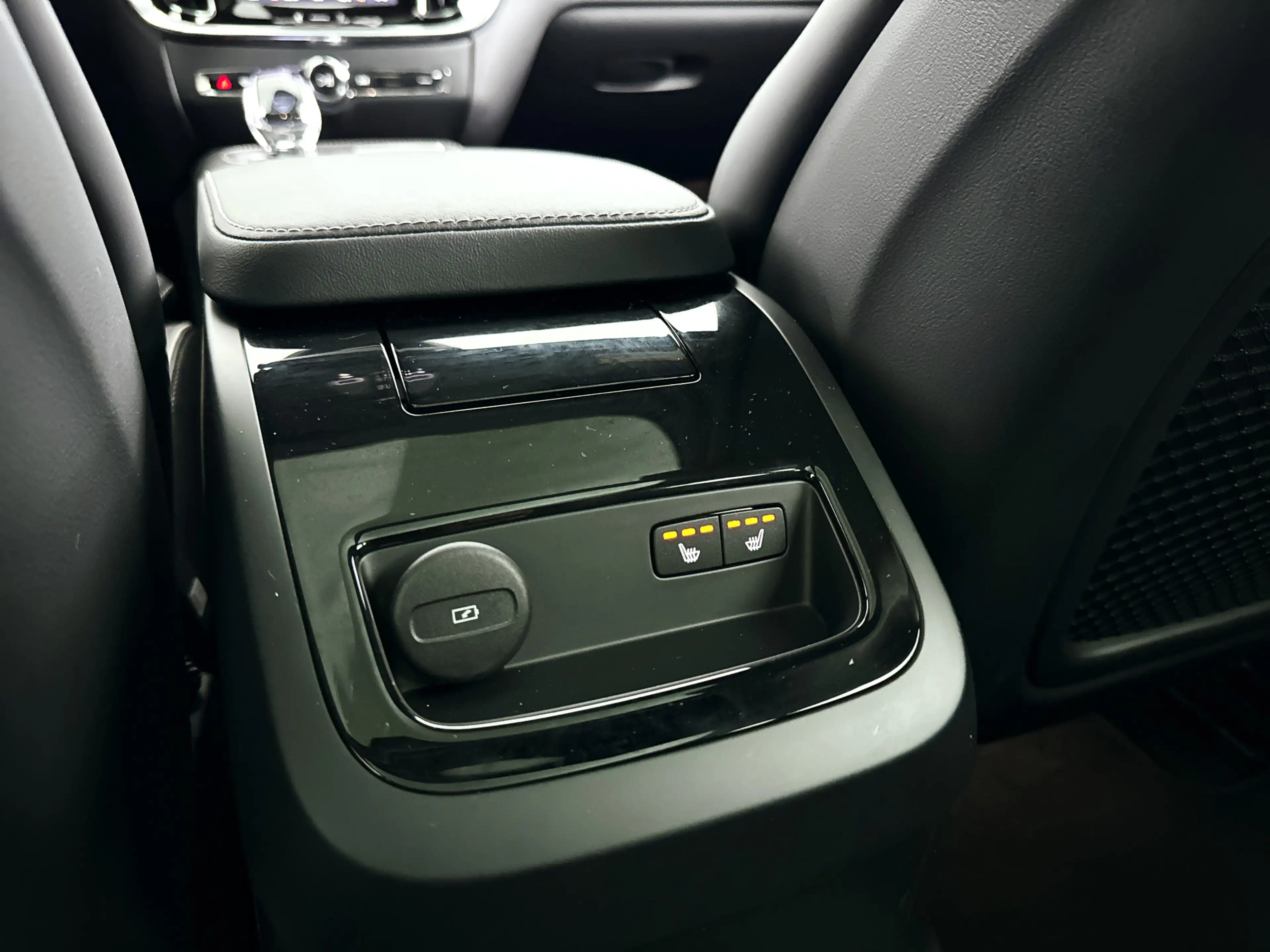 Volvo V60 T8 Plug-in hybrid AWD Plus Dark | SOH 100% | Panor — photo 39