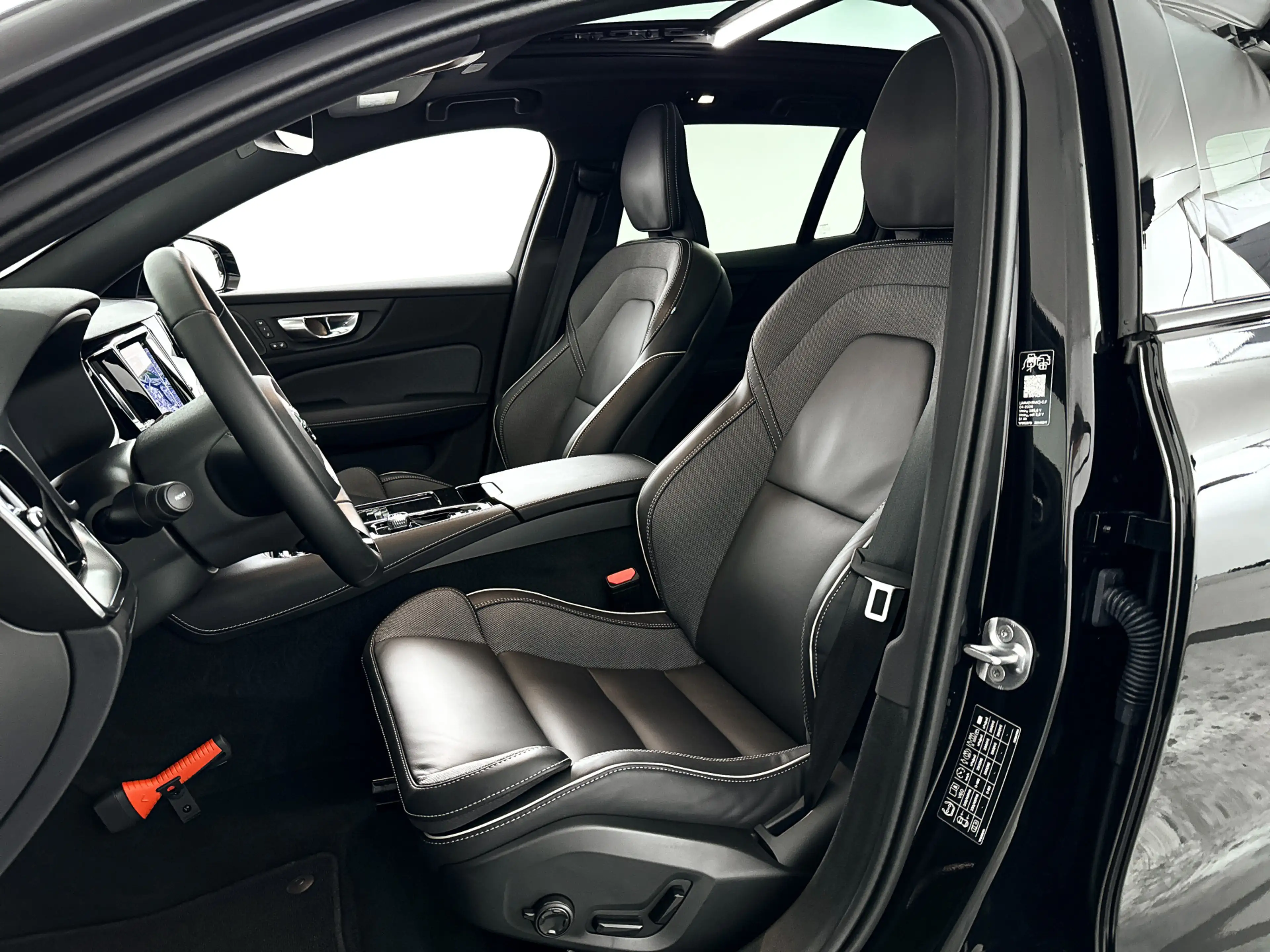 Volvo V60 T8 Plug-in hybrid AWD Plus Dark | SOH 100% | Panor — photo 6