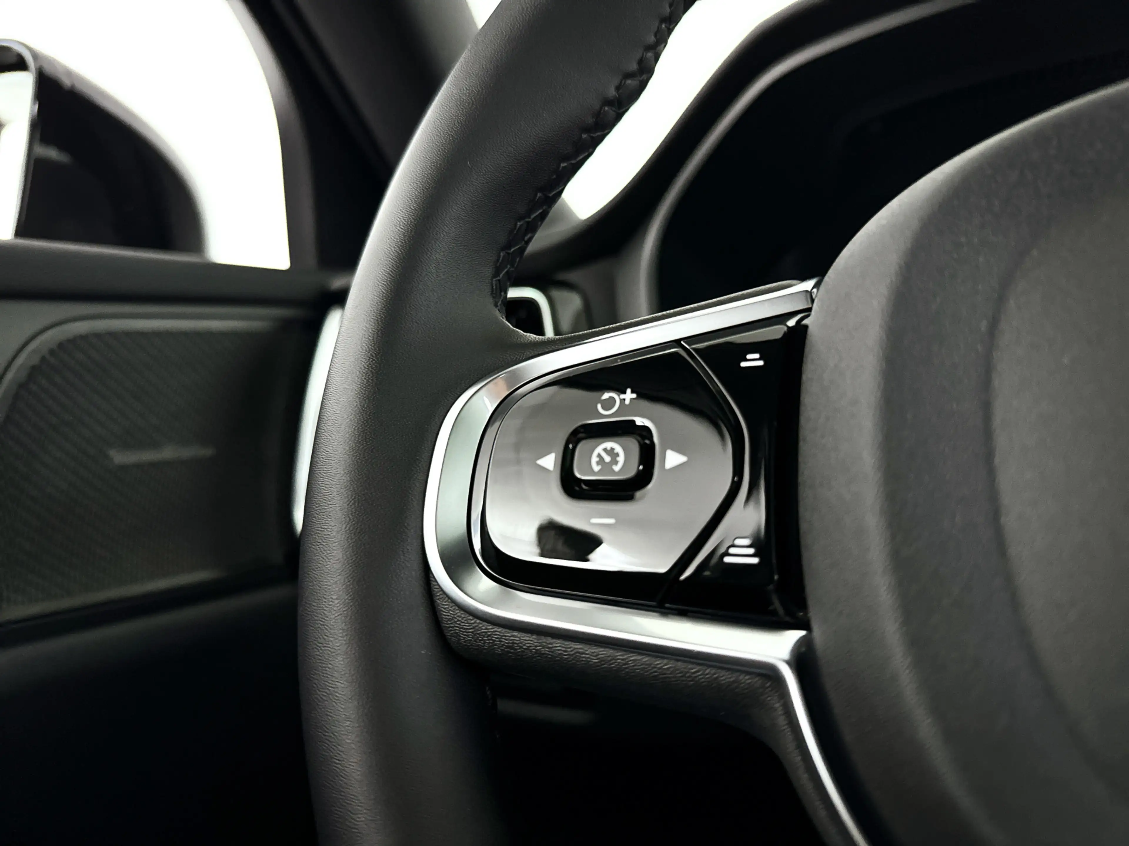 Volvo V60 T8 Plug-in hybrid AWD Plus Dark | SOH 100% | Panor — photo 20