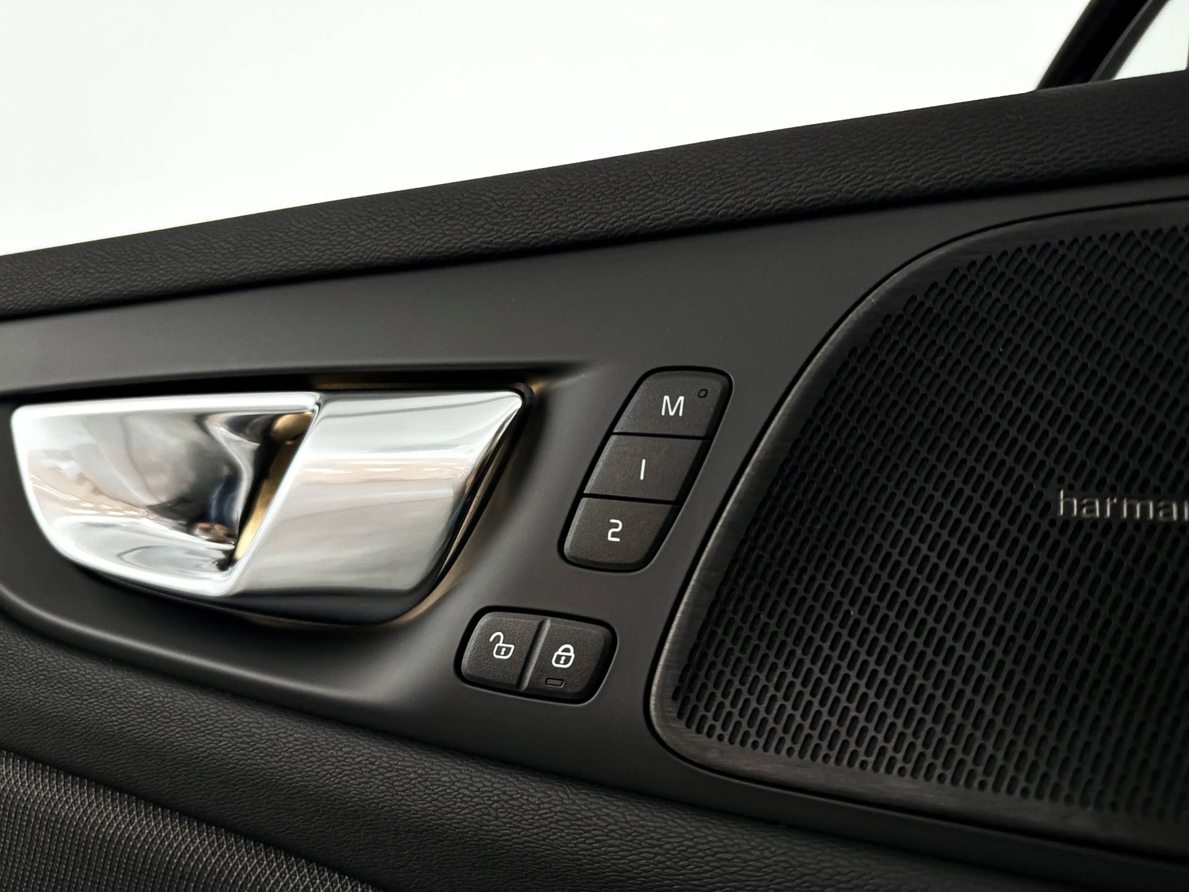 Volvo V60 T8 Plug-in hybrid AWD Plus Dark | SOH 100% | Panor — photo 8