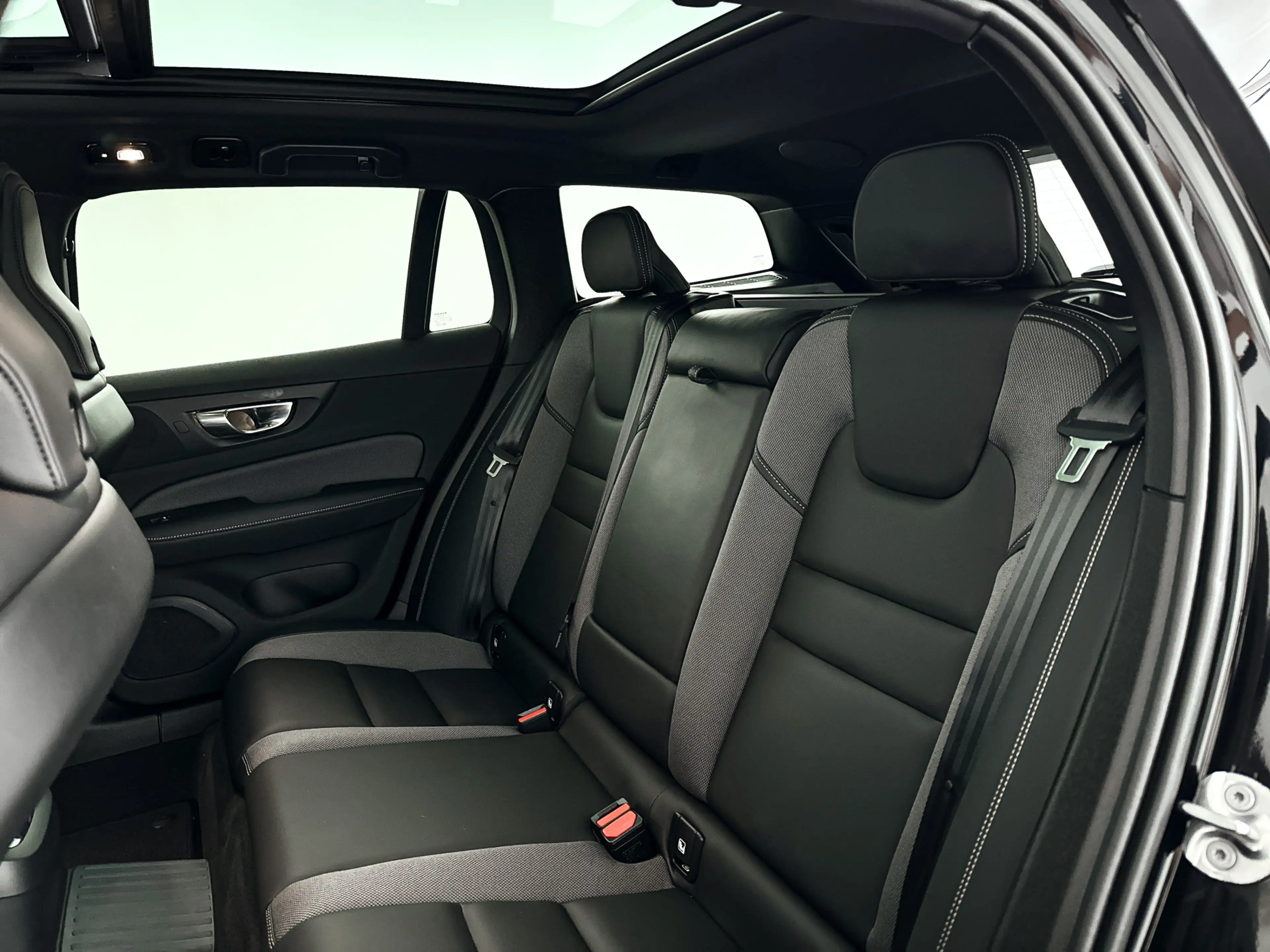 Volvo V60 T8 Plug-in hybrid AWD Plus Dark | SOH 100% | Panor — photo 13