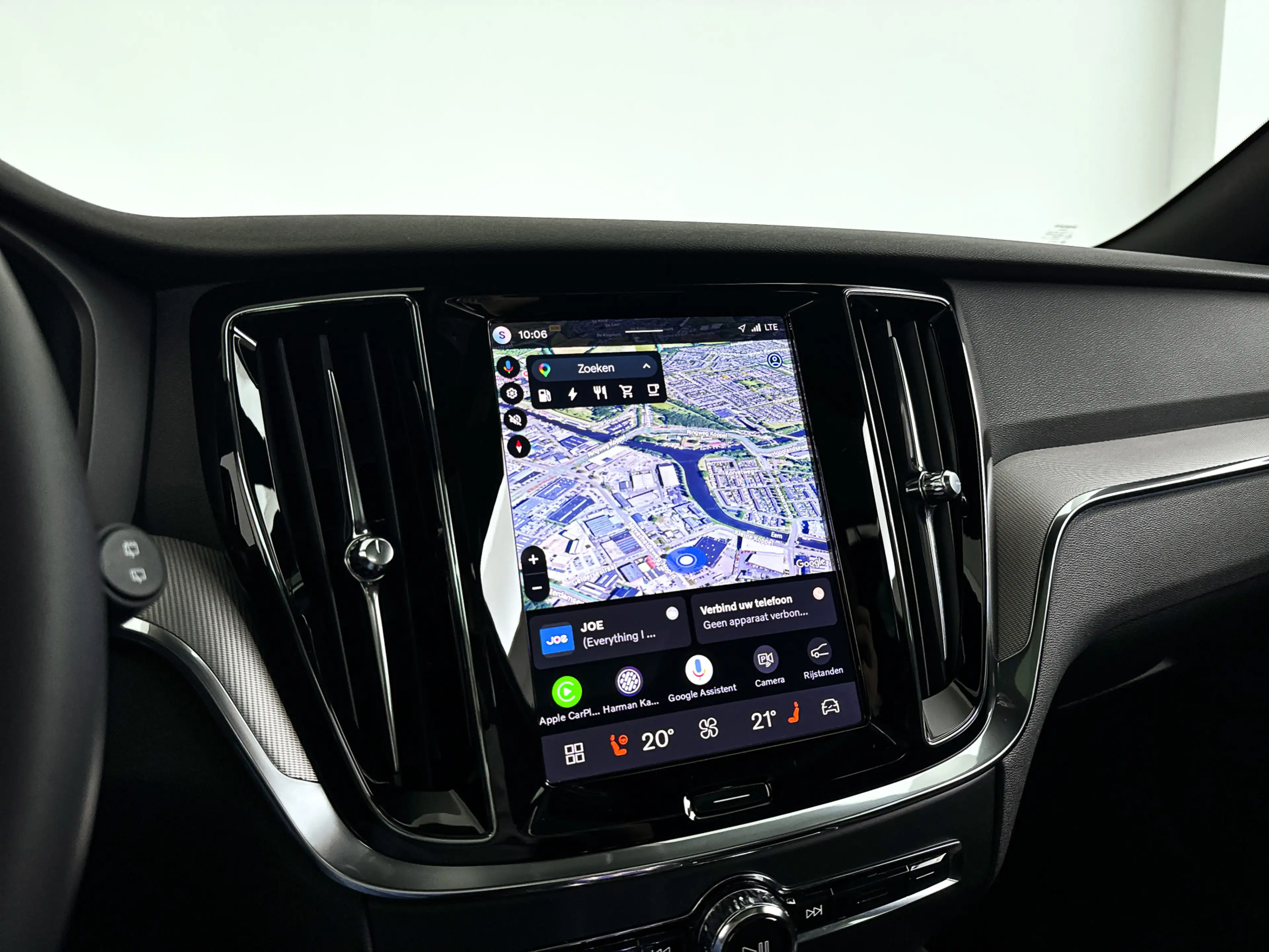 Volvo V60 T8 Plug-in hybrid AWD Plus Dark | SOH 100% | Panor — photo 24