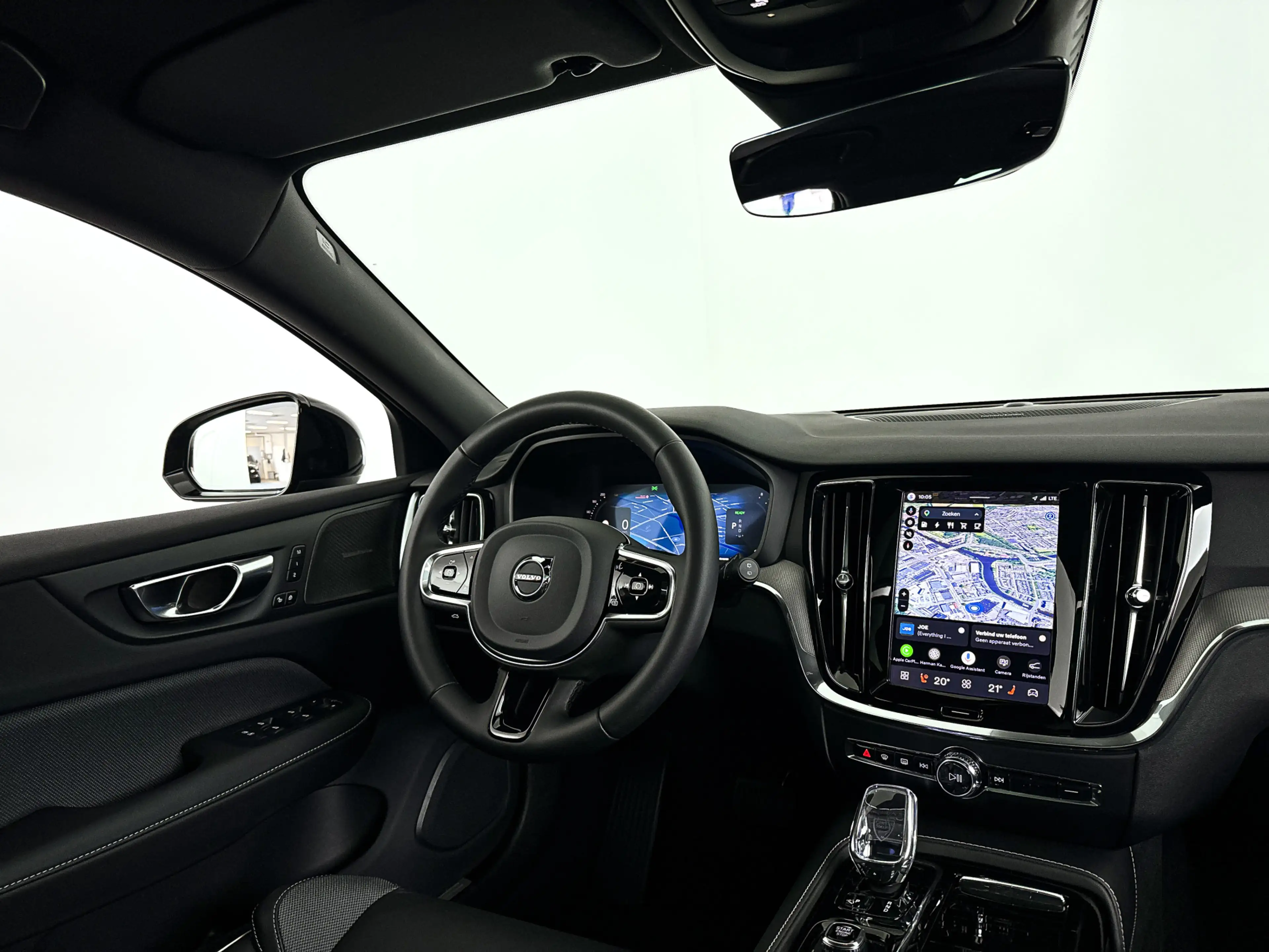 Volvo V60 T8 Plug-in hybrid AWD Plus Dark | SOH 100% | Panor — photo 3