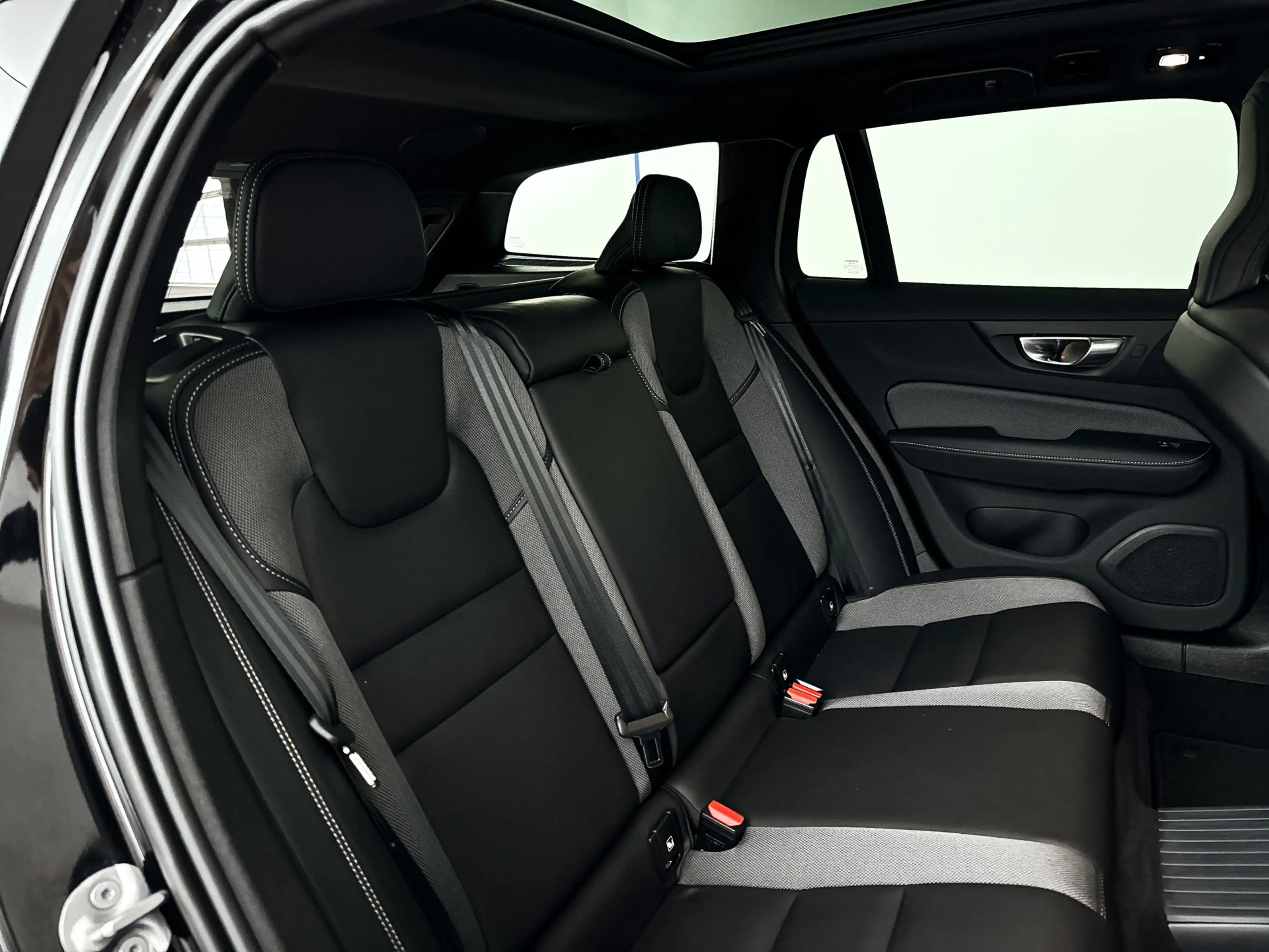 Volvo V60 T8 Plug-in hybrid AWD Plus Dark | SOH 100% | Panor — photo 38